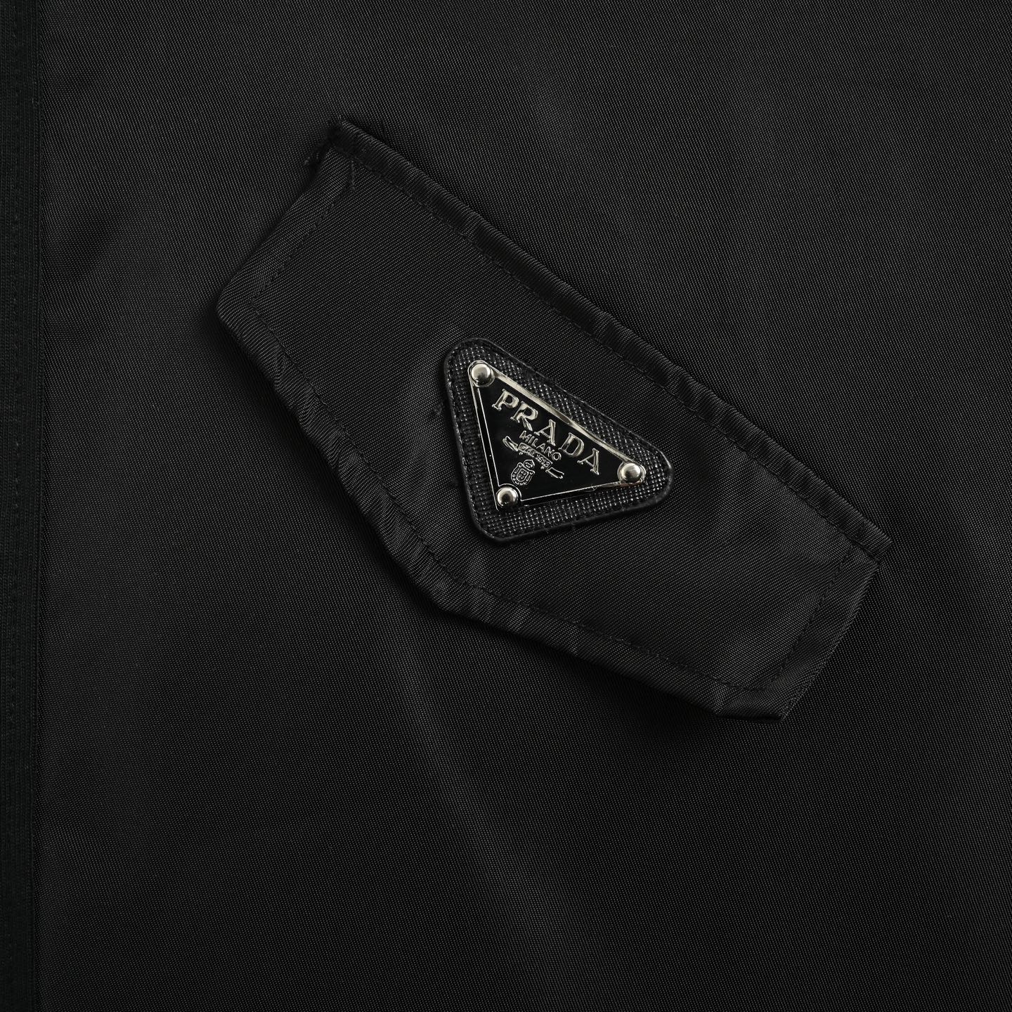 Prada/普拉达 25ss 三角标尼龙口袋拼接短袖