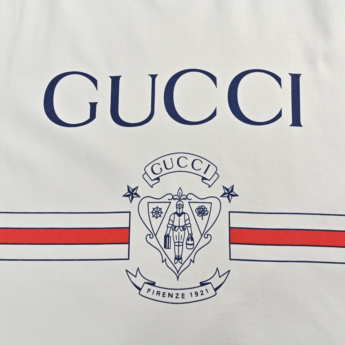 Gucci/古驰 25ss 1921行李员徽章印花短袖 米白色-Chinese UA Cheap High Quatity Brand Clothes Bags handbags Sneakers wholesale wholesaler seller from China Factory suppliers Fashion Clothing Shoes best Quality Beautiful Price Gucci/古驰 25ss 1921行李员徽章印花短袖 米白色