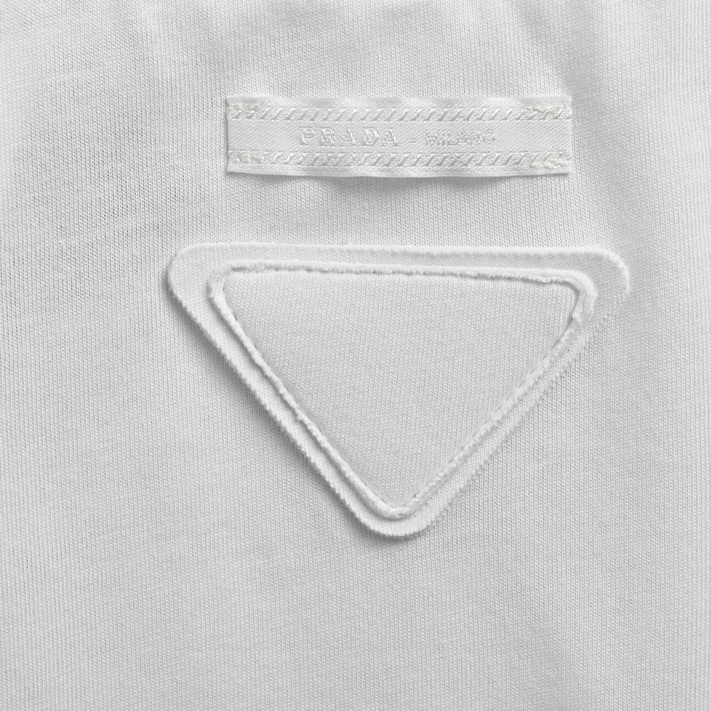 Prada/普拉达 25ss 胸前三角布标短袖 经典三角标新元素 260g棉质布料40支双纱面料