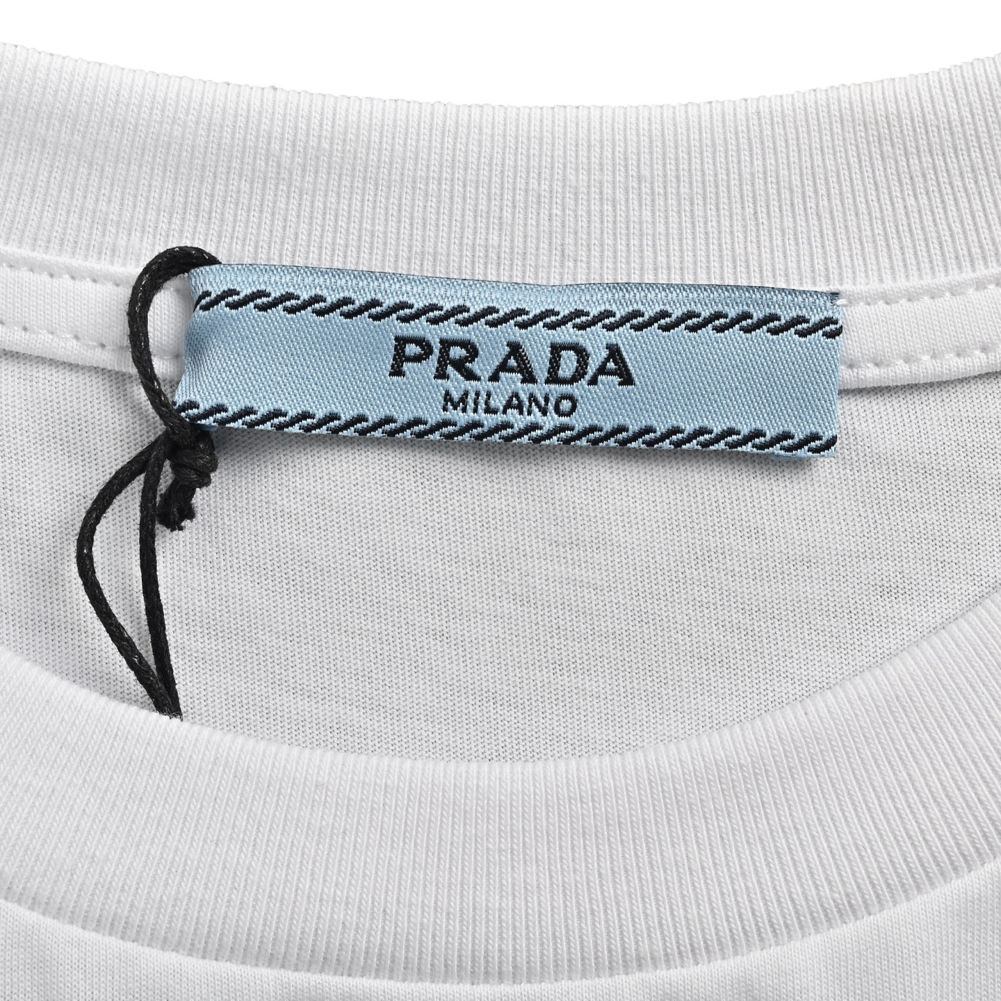 Prada/普拉达 25ss 胸前三角布标短袖 经典三角标新元素 260g棉质布料40支双纱面料