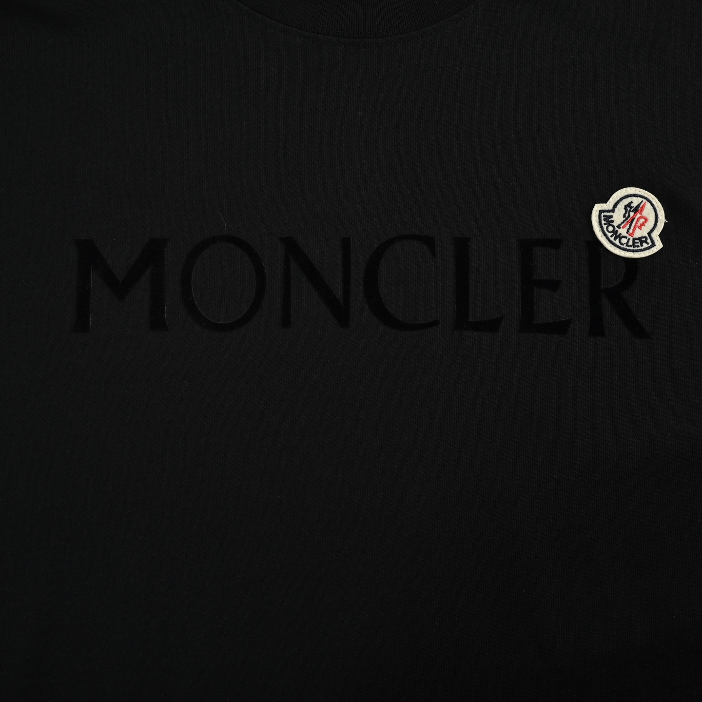 Moncler/蒙口 经典植绒字母logo印花短袖 黑色/白色