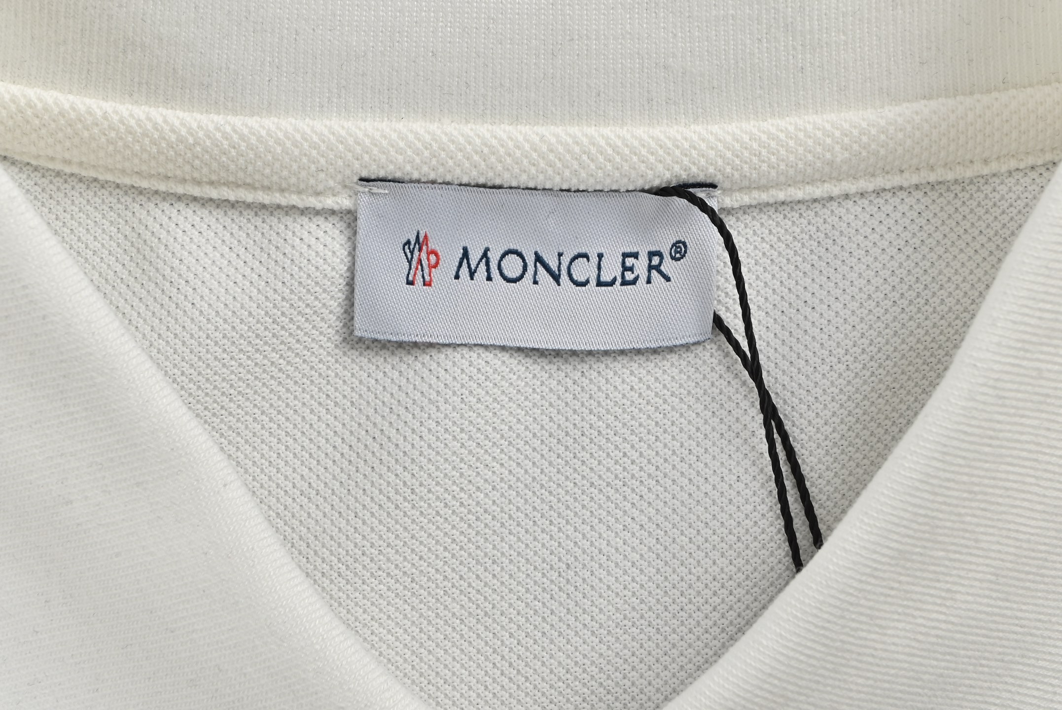 MONCLER/蒙口 经典徽章刺绣Polo短袖黑色 白色-High Quatity Cheap Brand wholesale wholesaler seller Clothes Bags handbags Sneakers Top Fashion Clothing Shoes from China Factory Chinese suppliers best Quality Beautiful Price MONCLER/蒙口 经典徽章刺绣Polo短袖黑色 白色