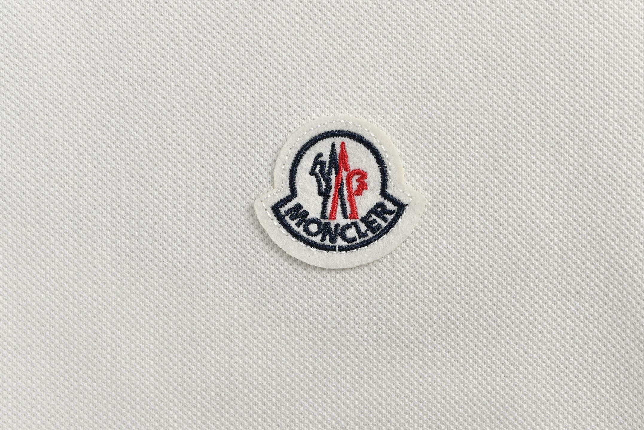 MONCLER/蒙口 经典徽章刺绣Polo短袖黑色 白色-High Quatity Cheap Brand wholesale wholesaler seller Clothes Bags handbags Sneakers Top Fashion Clothing Shoes from China Factory Chinese suppliers best Quality Beautiful Price MONCLER/蒙口 经典徽章刺绣Polo短袖黑色 白色