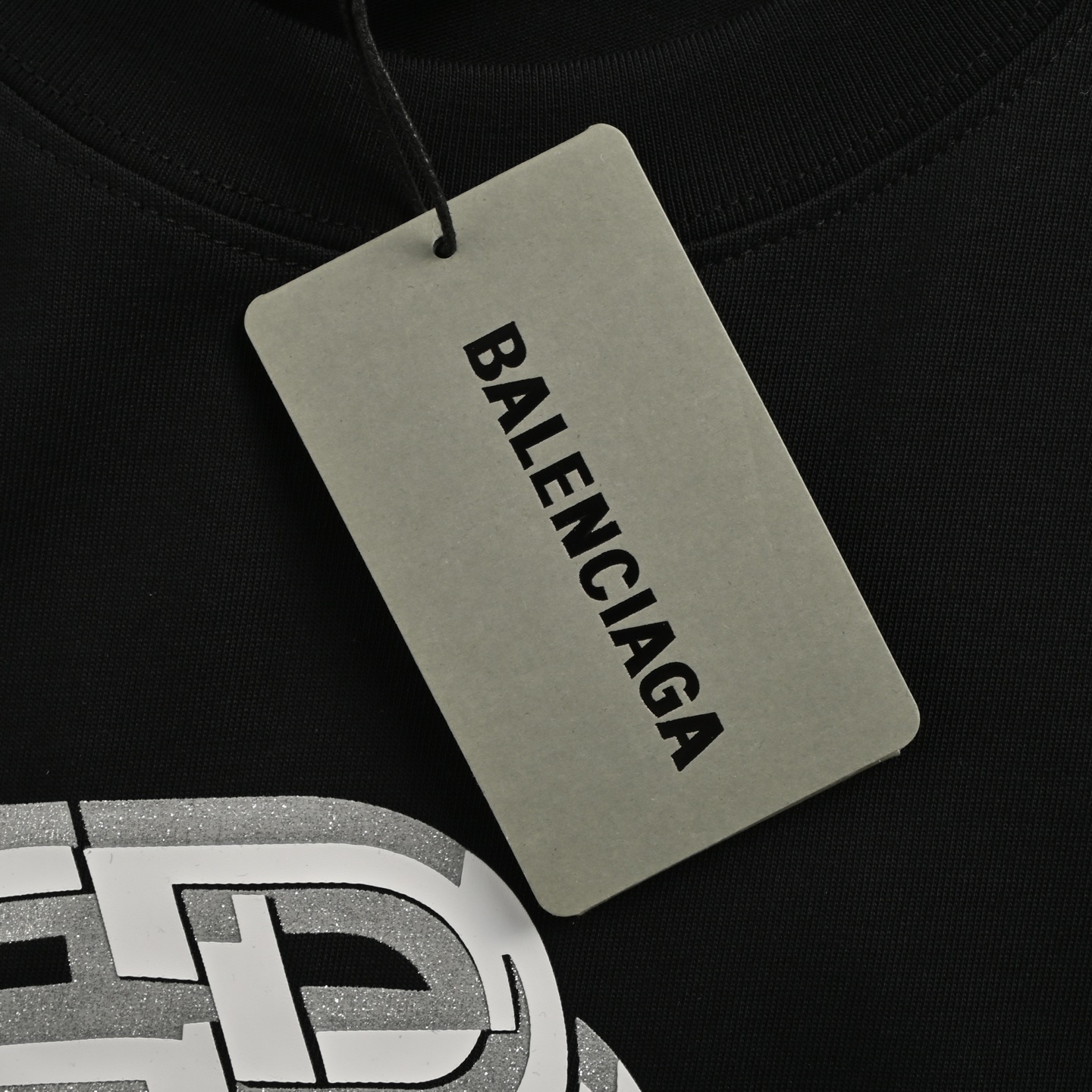 Balenciaga/巴黎世家 25ss 锁扣烫银压胶字母短袖 黑色 白色-Chinese UA Cheap High Quatity Brand Clothes Bags handbags Sneakers wholesale wholesaler seller from China Factory suppliers Fashion Clothing Shoes best Quality Beautiful Price Balenciaga/巴黎世家 25ss 锁扣烫银压胶字母短袖 黑色 白色