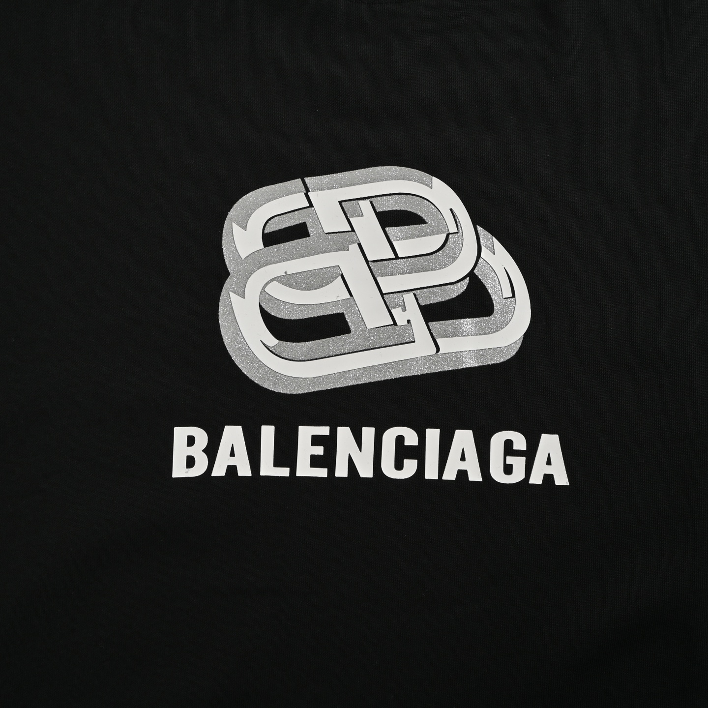 Balenciaga/巴黎世家 25ss 锁扣烫银压胶字母短袖 黑色 白色-Chinese UA Cheap High Quatity Brand Clothes Bags handbags Sneakers wholesale wholesaler seller from China Factory suppliers Fashion Clothing Shoes best Quality Beautiful Price Balenciaga/巴黎世家 25ss 锁扣烫银压胶字母短袖 黑色 白色