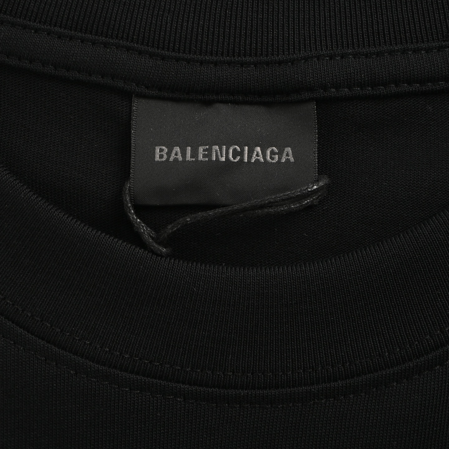 Balenciaga/巴黎世家 25ss 锁扣烫银压胶字母短袖 黑色 白色-Chinese UA Cheap High Quatity Brand Clothes Bags handbags Sneakers wholesale wholesaler seller from China Factory suppliers Fashion Clothing Shoes best Quality Beautiful Price Balenciaga/巴黎世家 25ss 锁扣烫银压胶字母短袖 黑色 白色