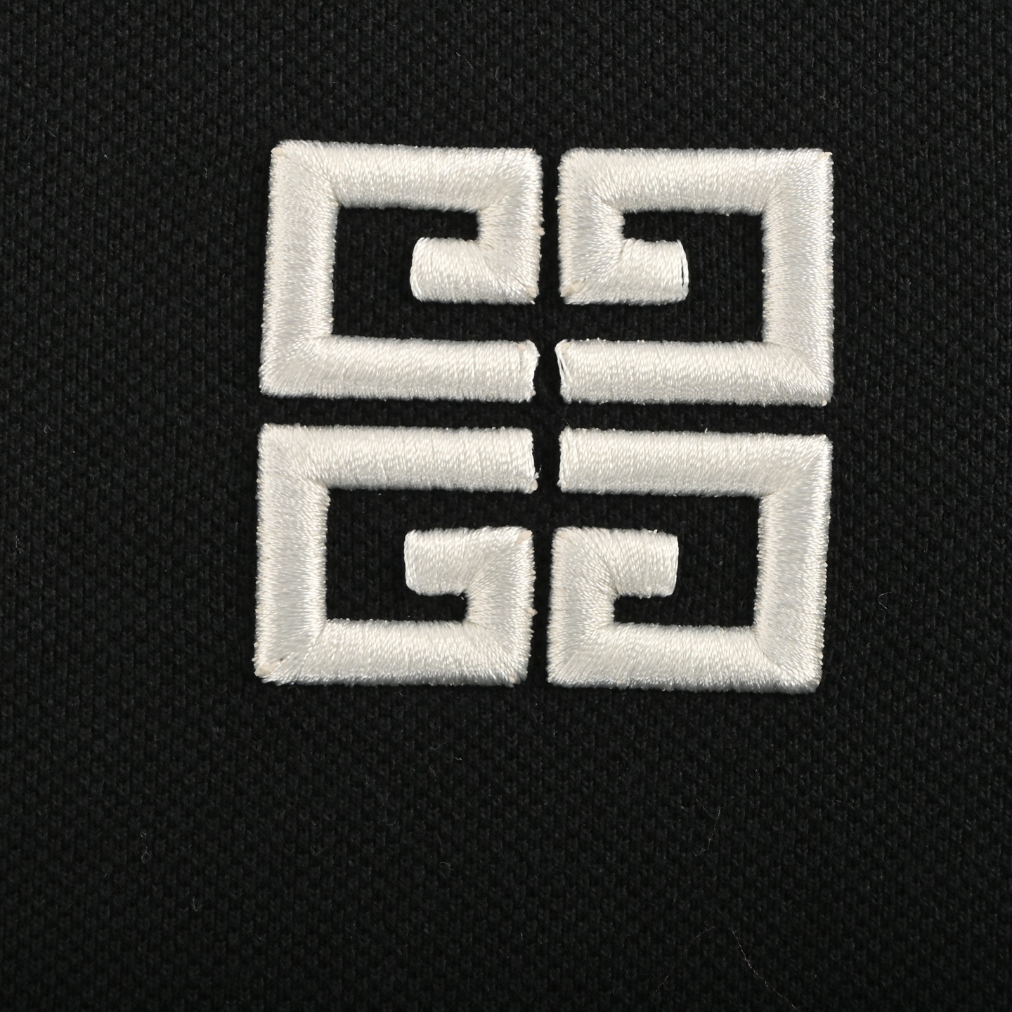 GIVENCHY/纪梵希 半拉链胸口四宫格Logo短袖
