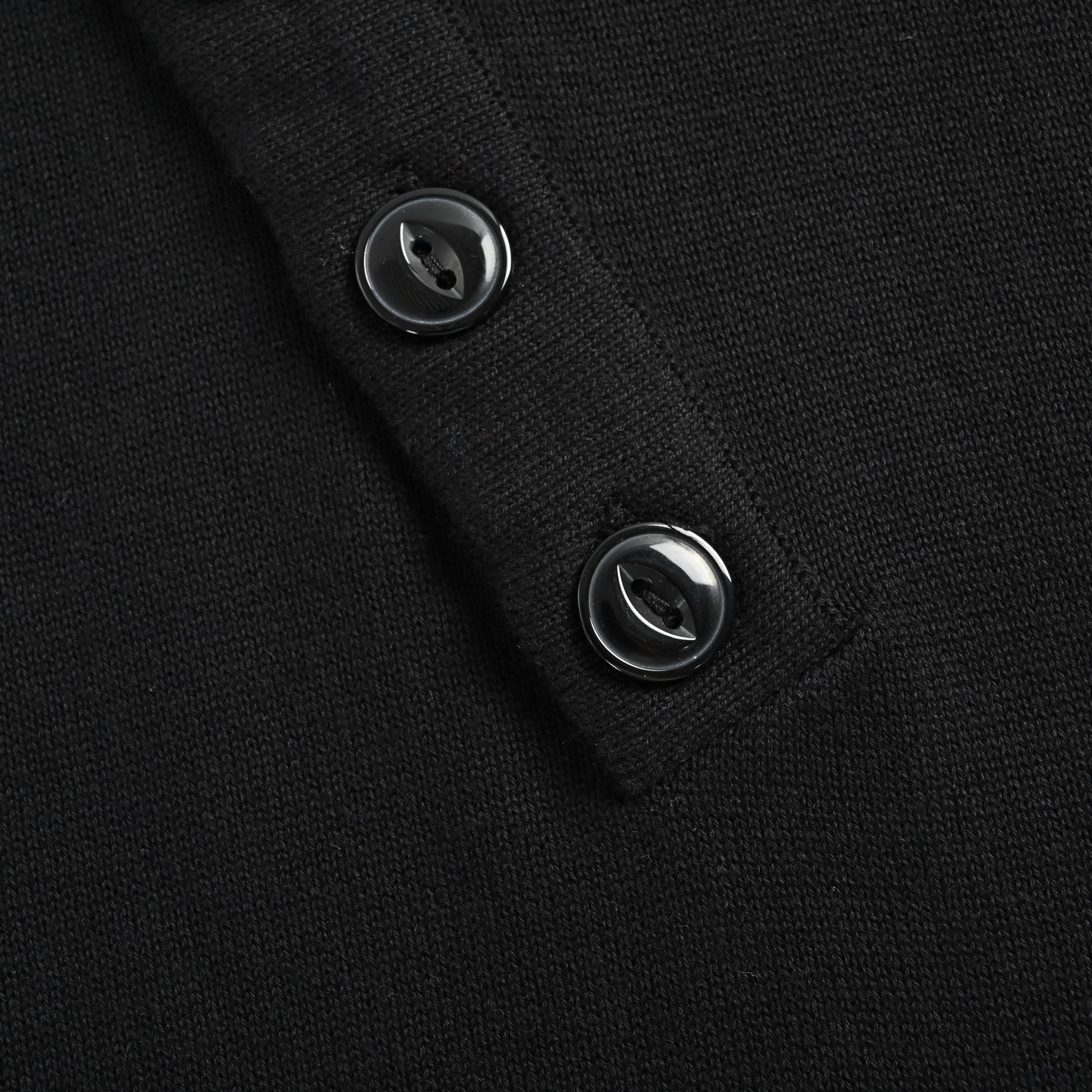 Fendi/芬迪 25ss 斜纽扣针织Polo短袖 经典衣领 纽扣开合