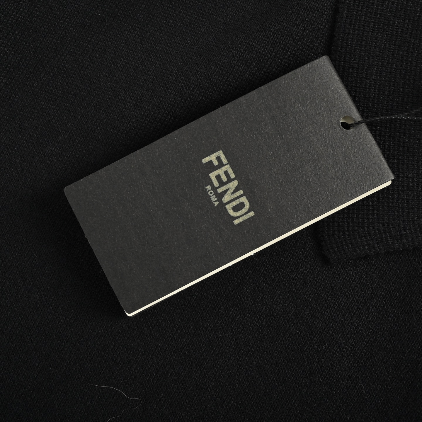 Fendi/芬迪 25ss 斜纽扣针织Polo短袖 经典衣领 纽扣开合