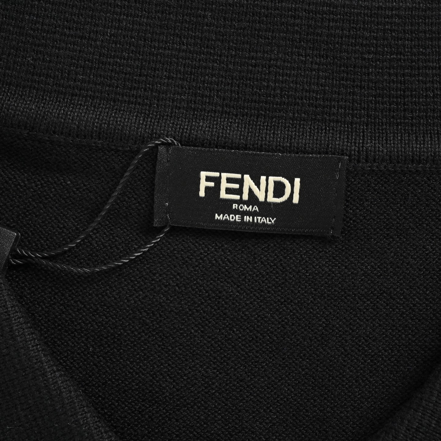 Fendi/芬迪 25ss 斜纽扣针织Polo短袖 经典衣领 纽扣开合