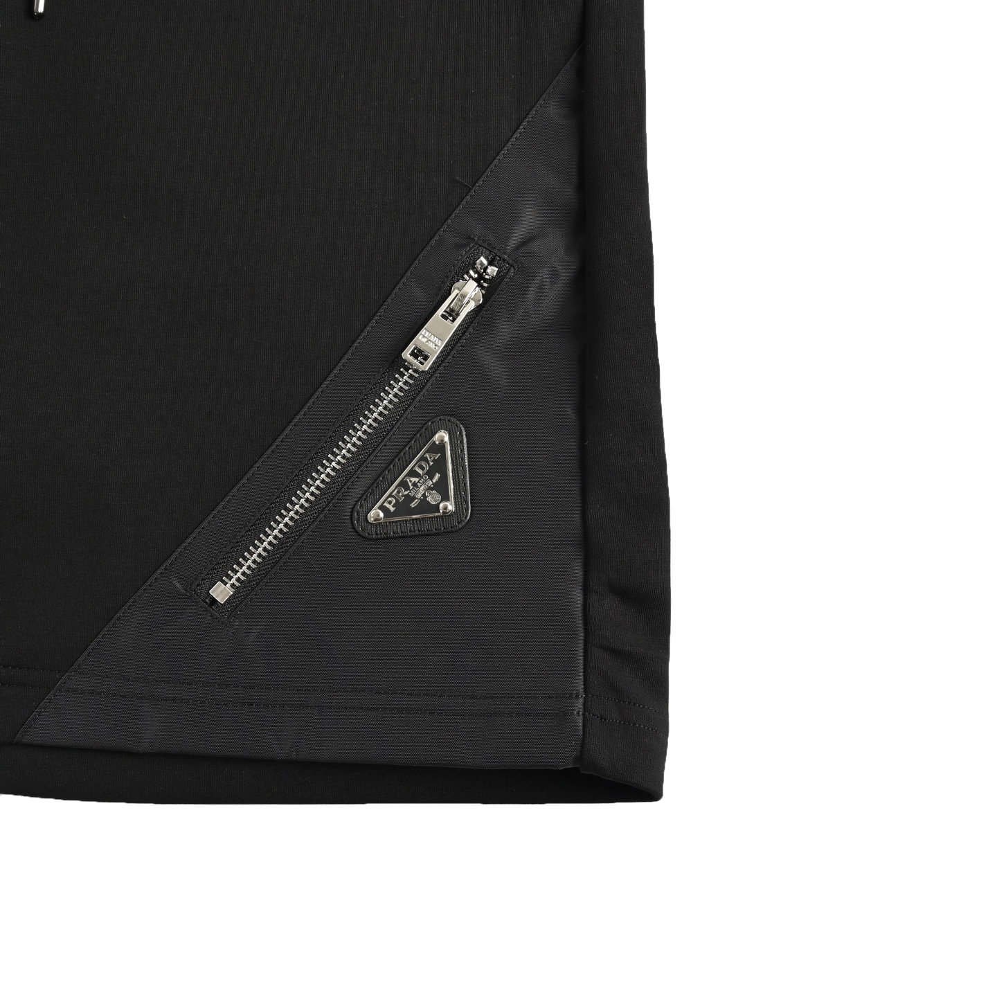Prada/普拉达 25ss 下摆三角标尼龙拼接口袋短裤