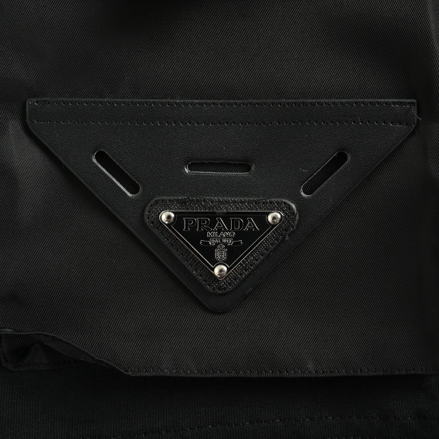 Prada/普拉达 25ss 下摆尼龙口袋短袖