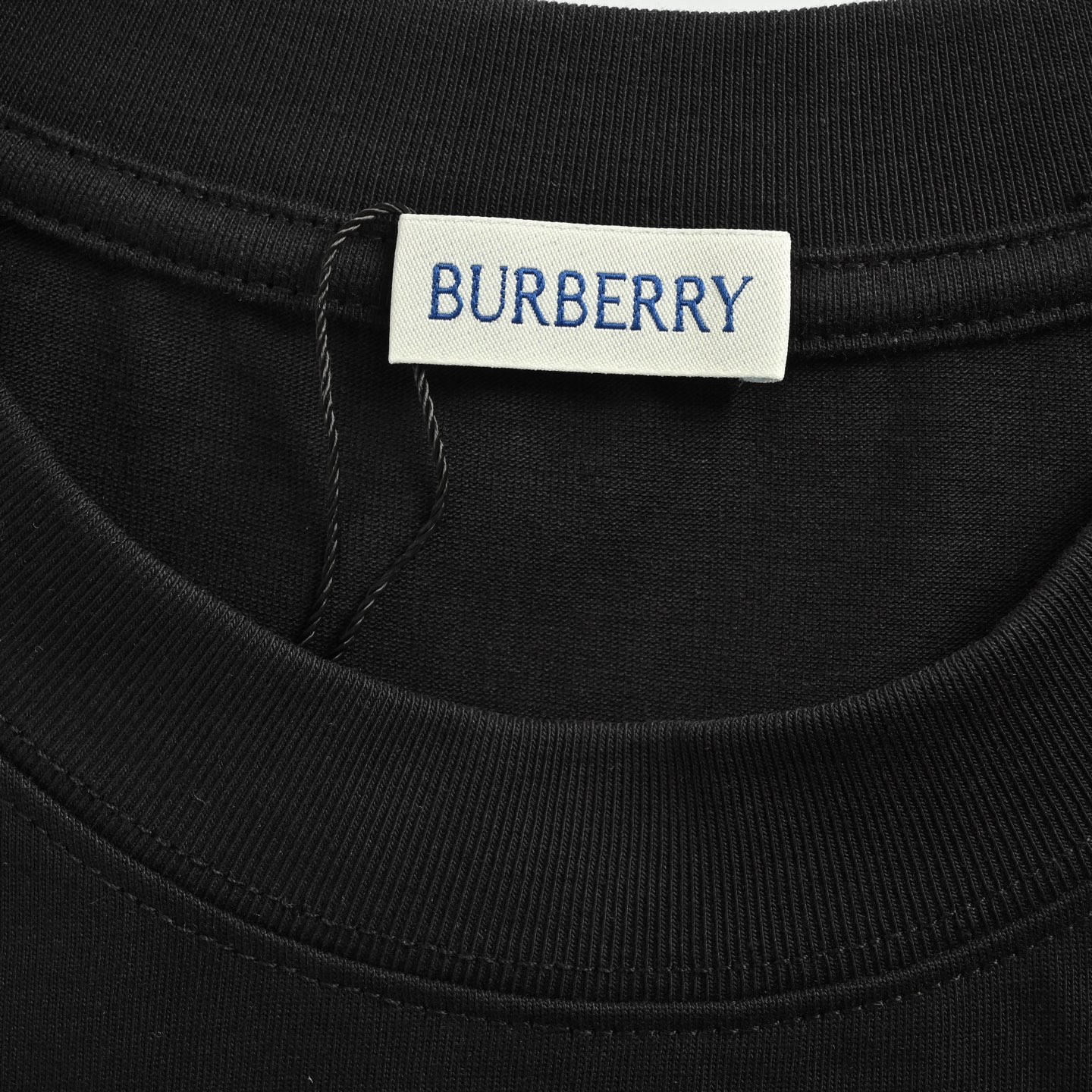 Burberry/巴宝莉 25ss 胸前暗纹战马立体刺绣短袖
