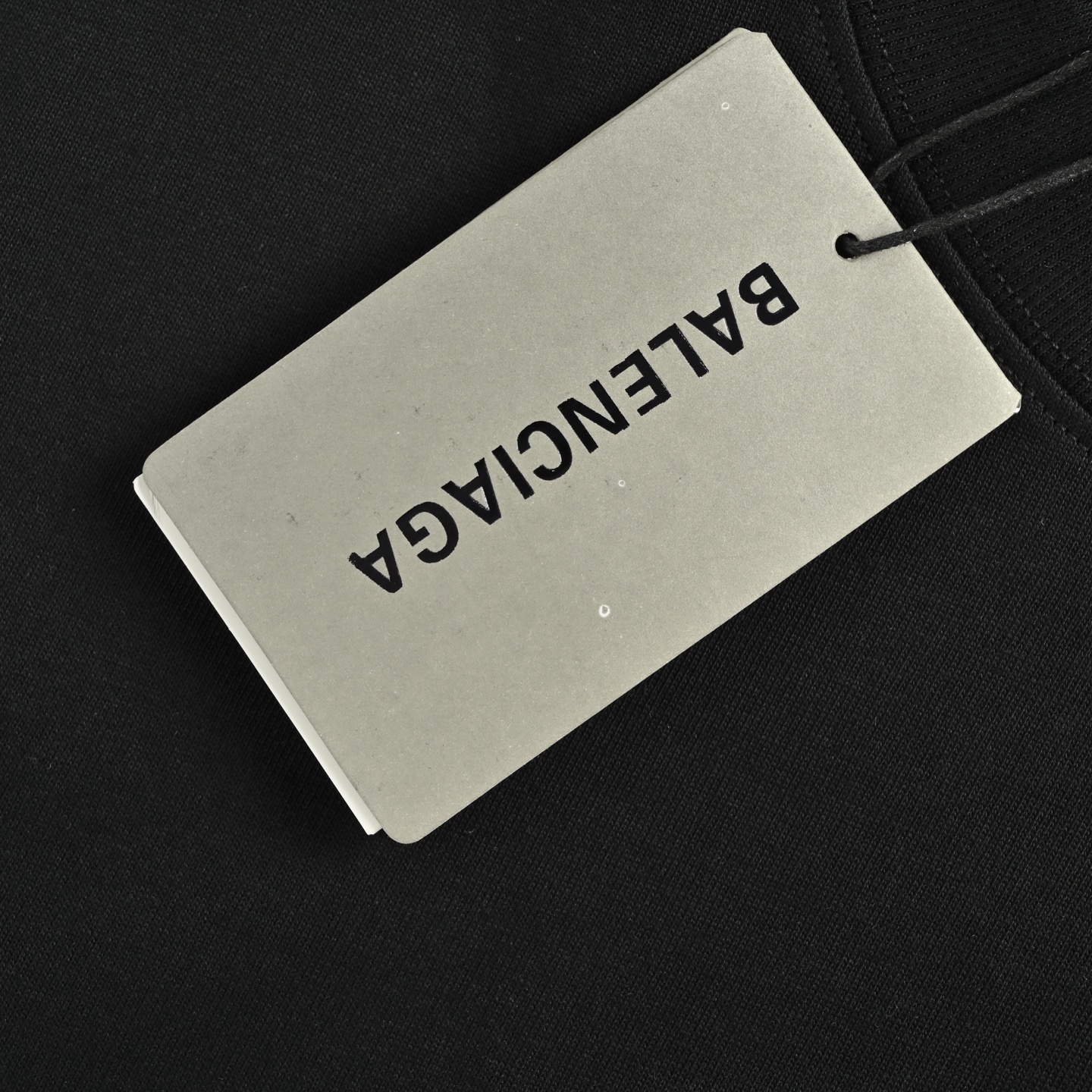 Balenciaga/巴黎世家 25ss 错位字母logo刺绣短袖 胸前是经典的logo