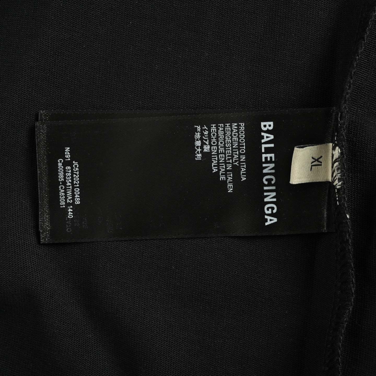 Balenciaga/巴黎世家 25ss 错位字母logo刺绣短袖 胸前是经典的logo