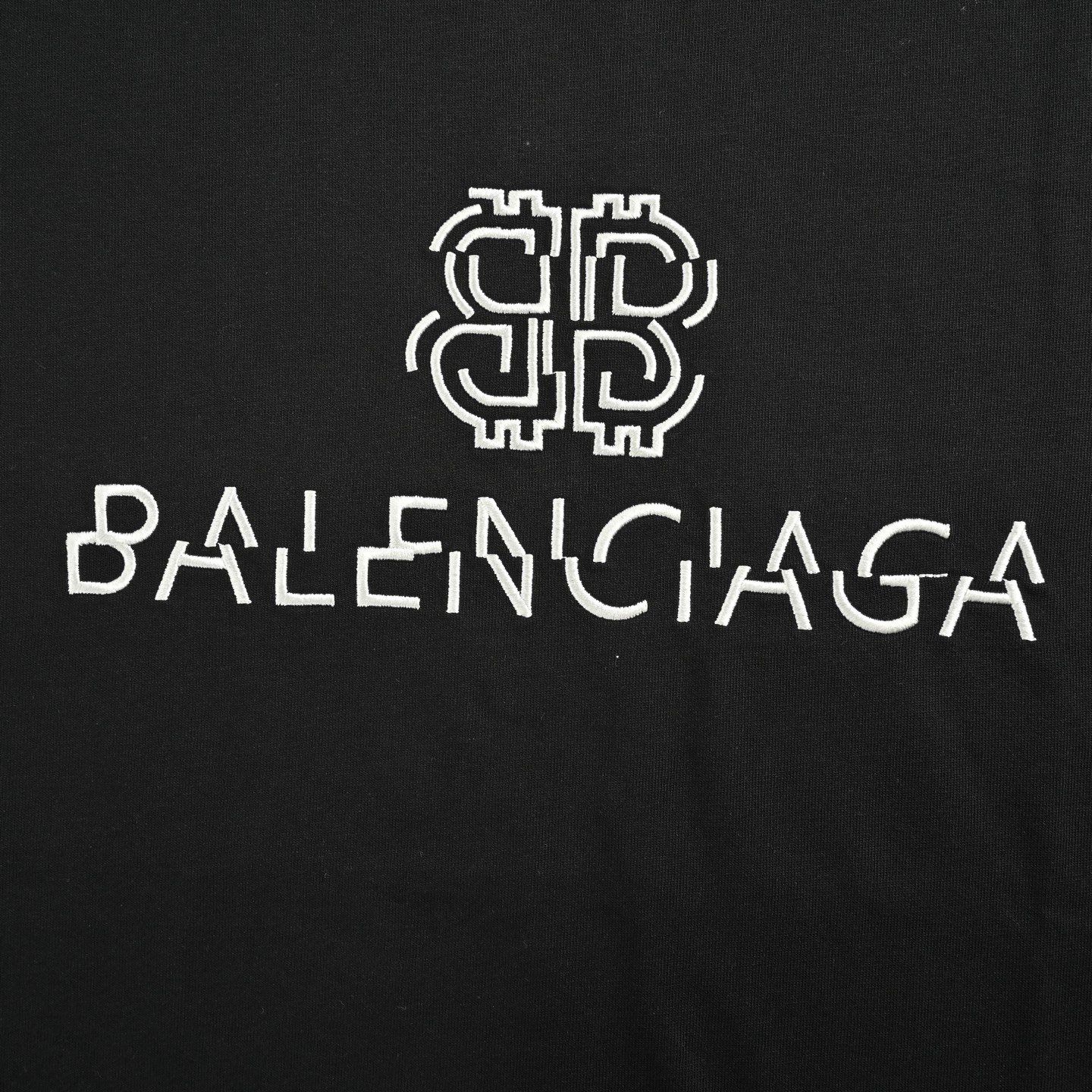 Balenciaga/巴黎世家 25ss 错位字母logo刺绣短袖 胸前是经典的logo