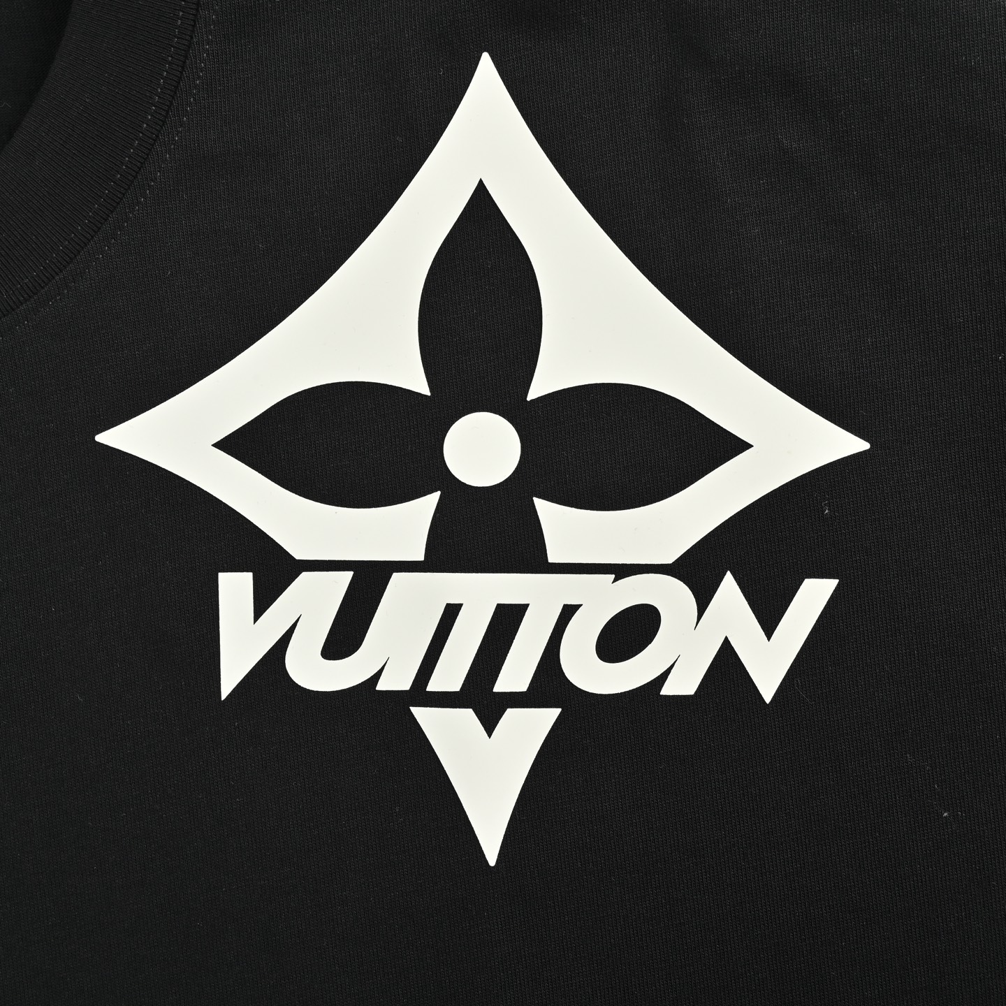 Louis Vuitton/路易威登 25ss 肩膀十字花压胶短袖