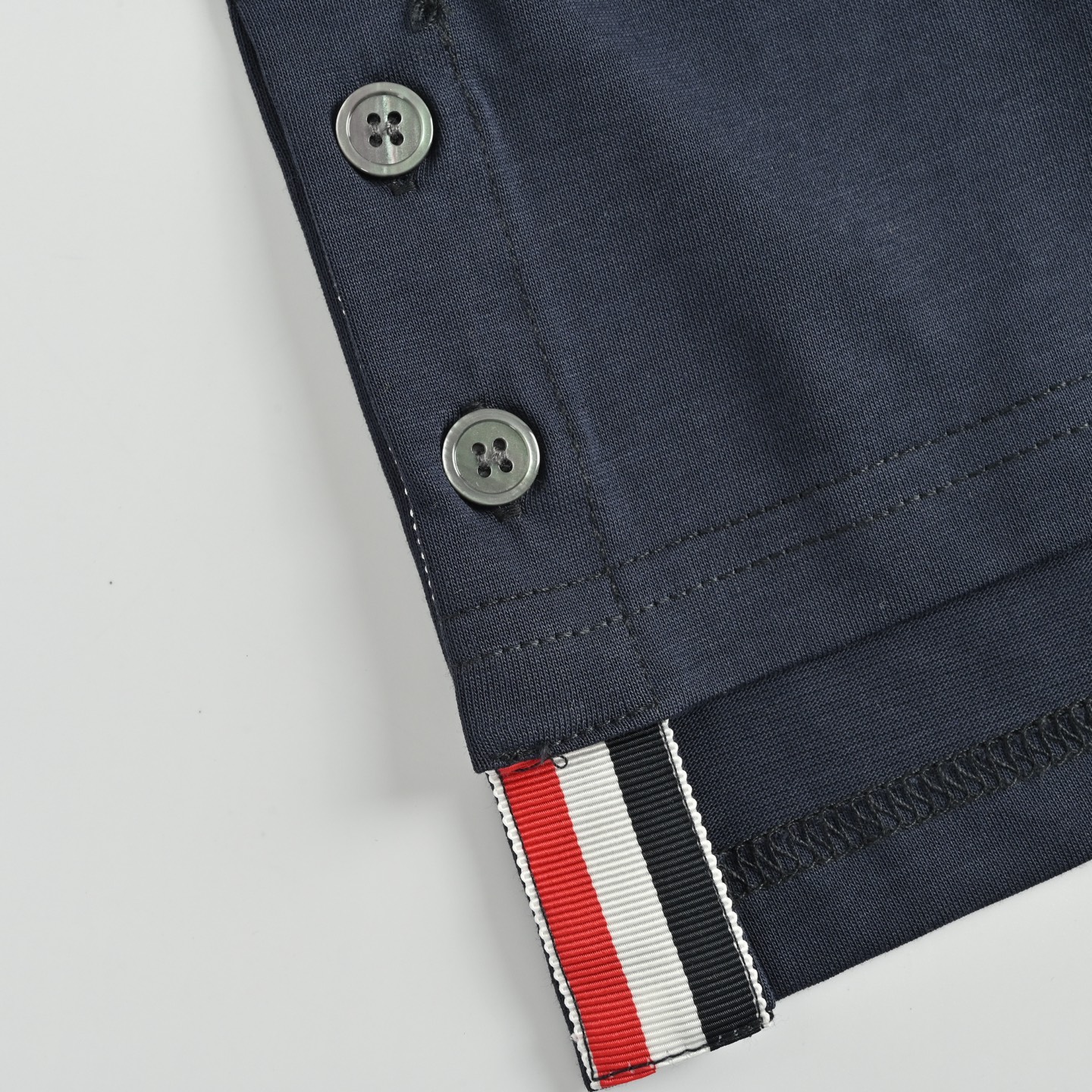 Thom Browne/汤姆布朗 侧织带珠地棉Polo短袖-Chinese UA Cheap High Quatity Brand Clothes Bags handbags Sneakers wholesale wholesaler seller from China Factory suppliers Fashion Clothing Shoes best Quality Beautiful Price Thom Browne/汤姆布朗 侧织带珠地棉Polo短袖