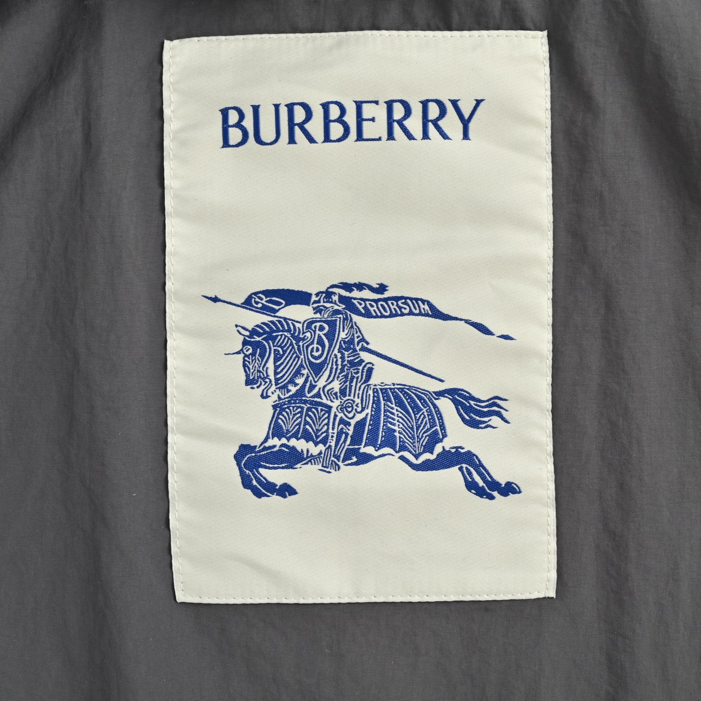 Burberry/巴宝莉 马术骑士徽章尼龙夹克外套-Chinese UA Cheap High Quatity Brand Clothes Bags handbags Sneakers wholesale wholesaler seller from China Factory suppliers Fashion Clothing Shoes best Quality Beautiful Price Burberry/巴宝莉 马术骑士徽章尼龙夹克外套