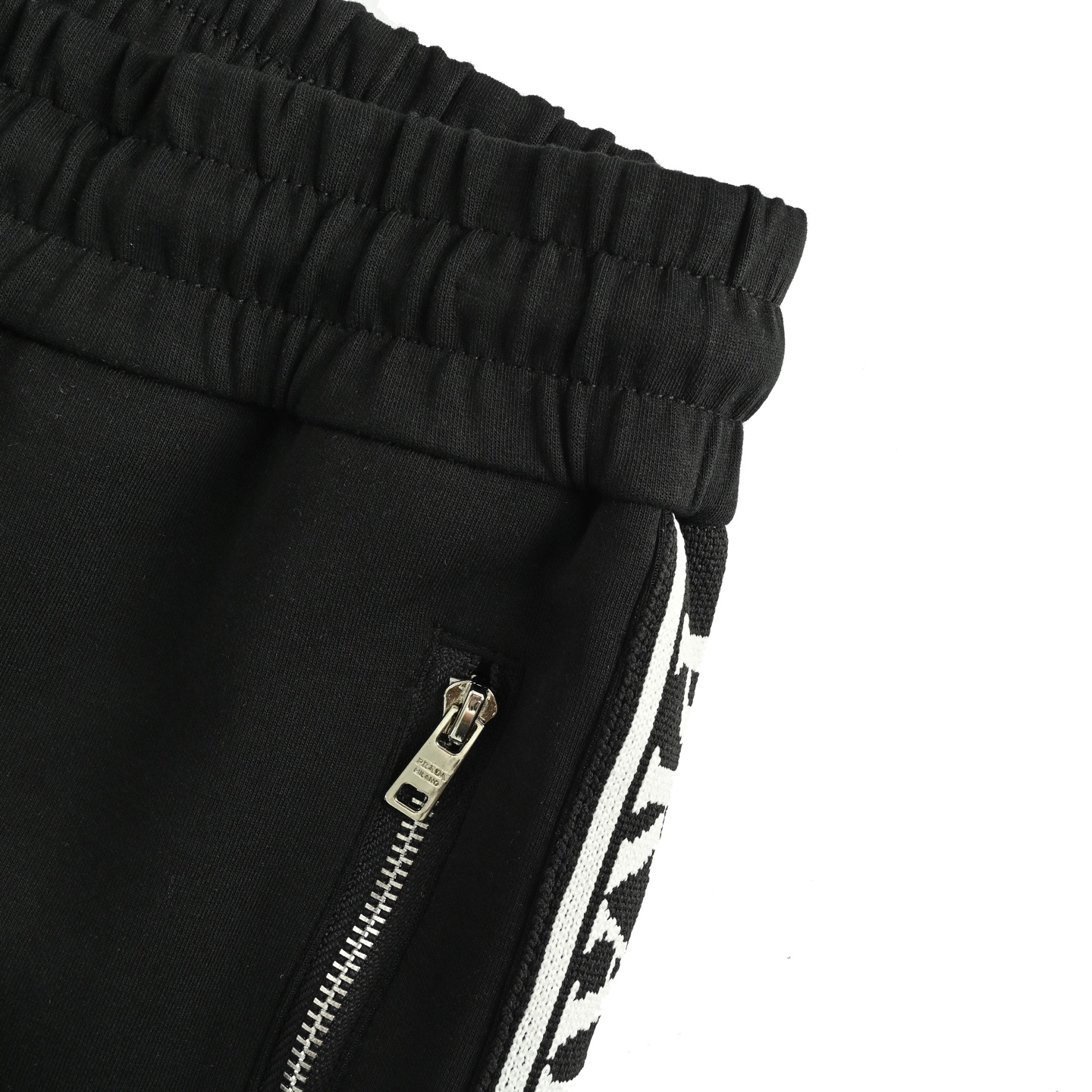 Prada/普拉达 25ss logo织带拼接三角标短裤 绿色 黑色