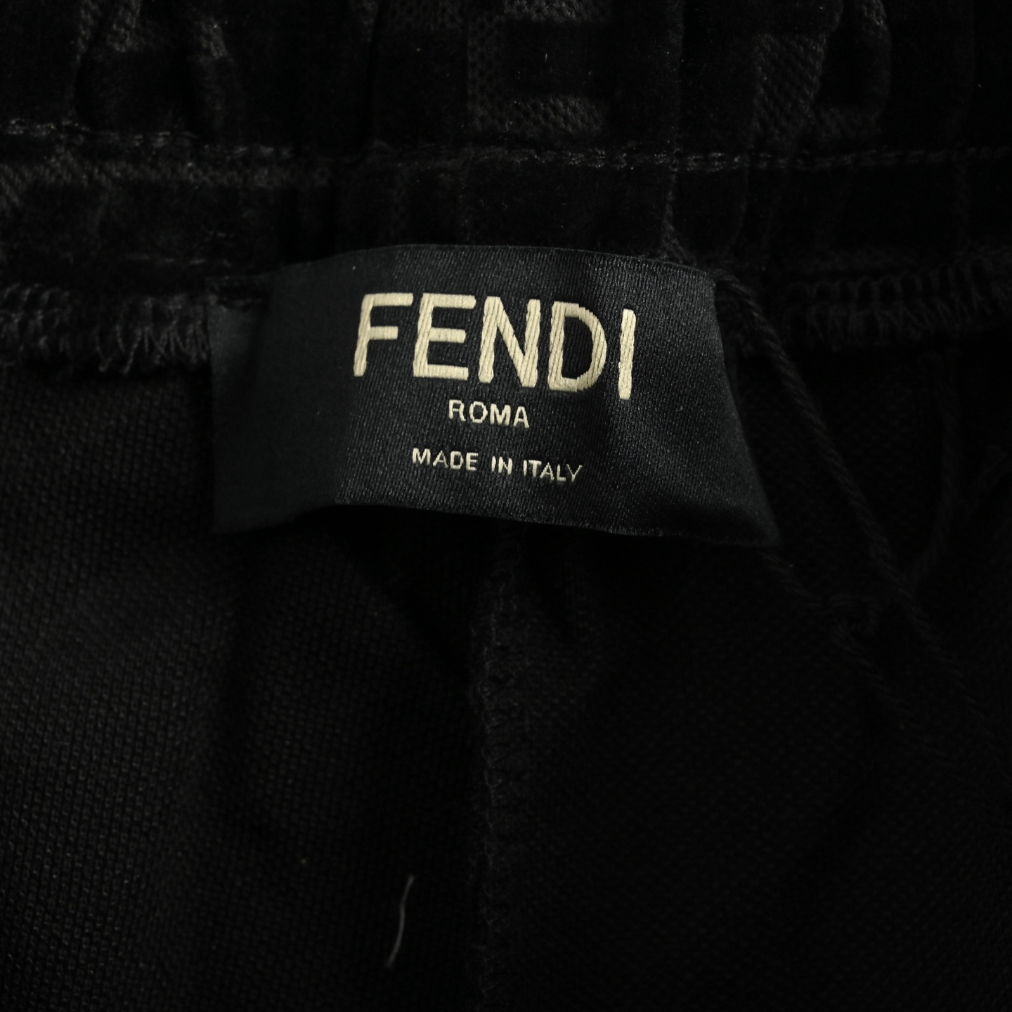 Fendi /芬迪 23ss FF植绒短裤 面料采用黑色棉质双珠地布材质上身质感十足
