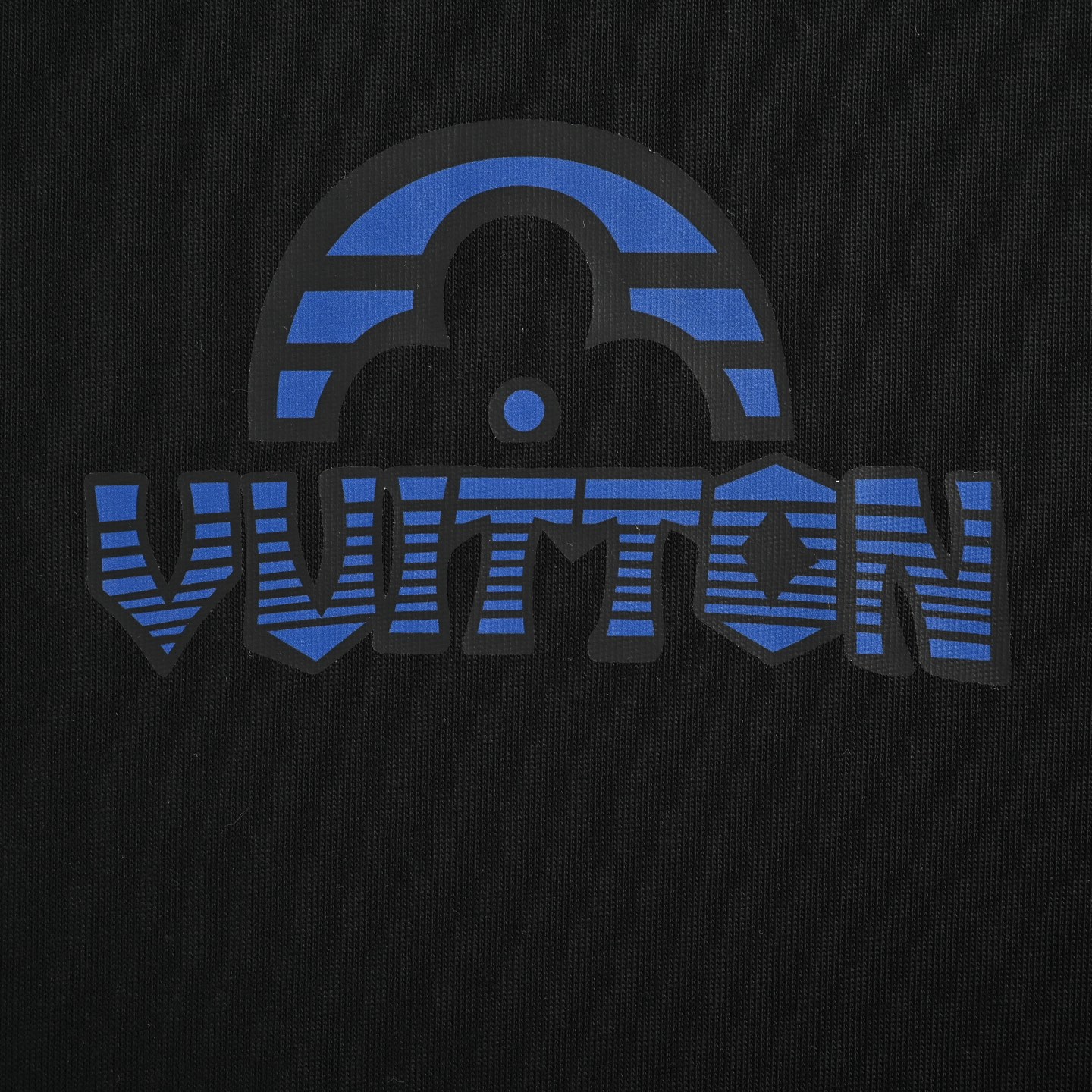 Louis Vuitton/路易威登 25ss 黑蓝字母半logo印花短袖-Chinese UA Cheap High Quatity Brand Clothes Bags handbags Sneakers wholesale wholesaler seller from China Factory suppliers Fashion Clothing Shoes best Quality Beautiful Price Louis Vuitton/路易威登 25ss 黑蓝字母半logo印花短袖