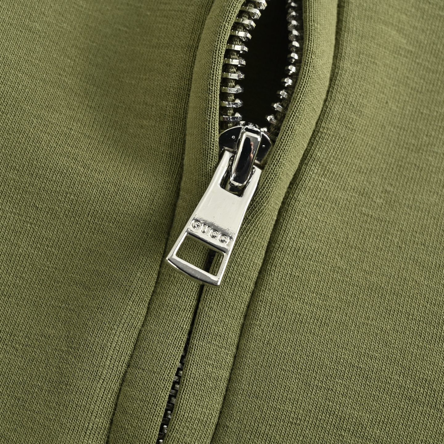 Gucci/古驰 25ss 小标刺绣太空棉拉链连帽外套-Chinese UA Cheap High Quatity Brand Clothes Bags handbags Sneakers wholesale wholesaler seller from China Factory suppliers Fashion Clothing Shoes best Quality Beautiful Price Gucci/古驰 25ss 小标刺绣太空棉拉链连帽外套