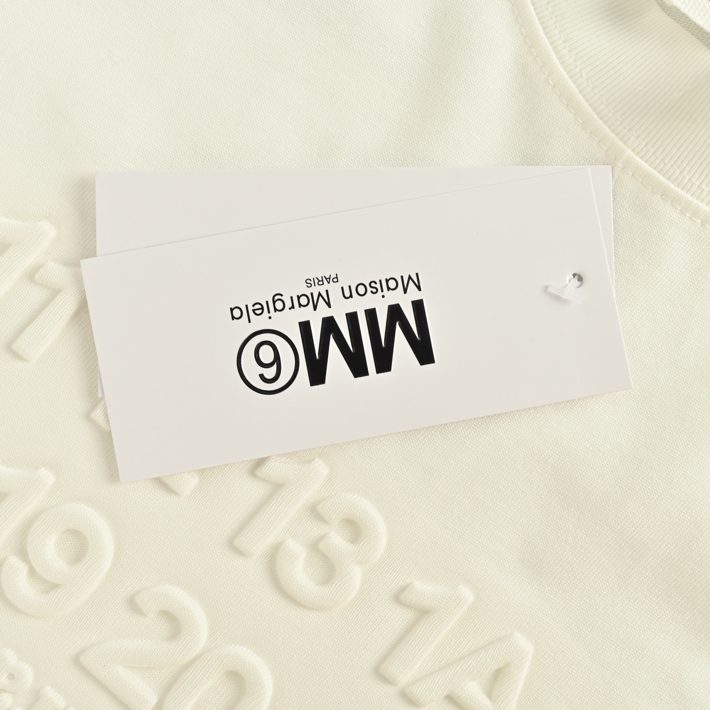 Maison Margiela/马吉拉 25ss 浮雕字母短袖-Chinese UA Cheap High Quatity Brand Clothes Bags handbags Sneakers wholesale wholesaler seller from China Factory suppliers Fashion Clothing Shoes best Quality Beautiful Price Maison Margiela/马吉拉 25ss 浮雕字母短袖