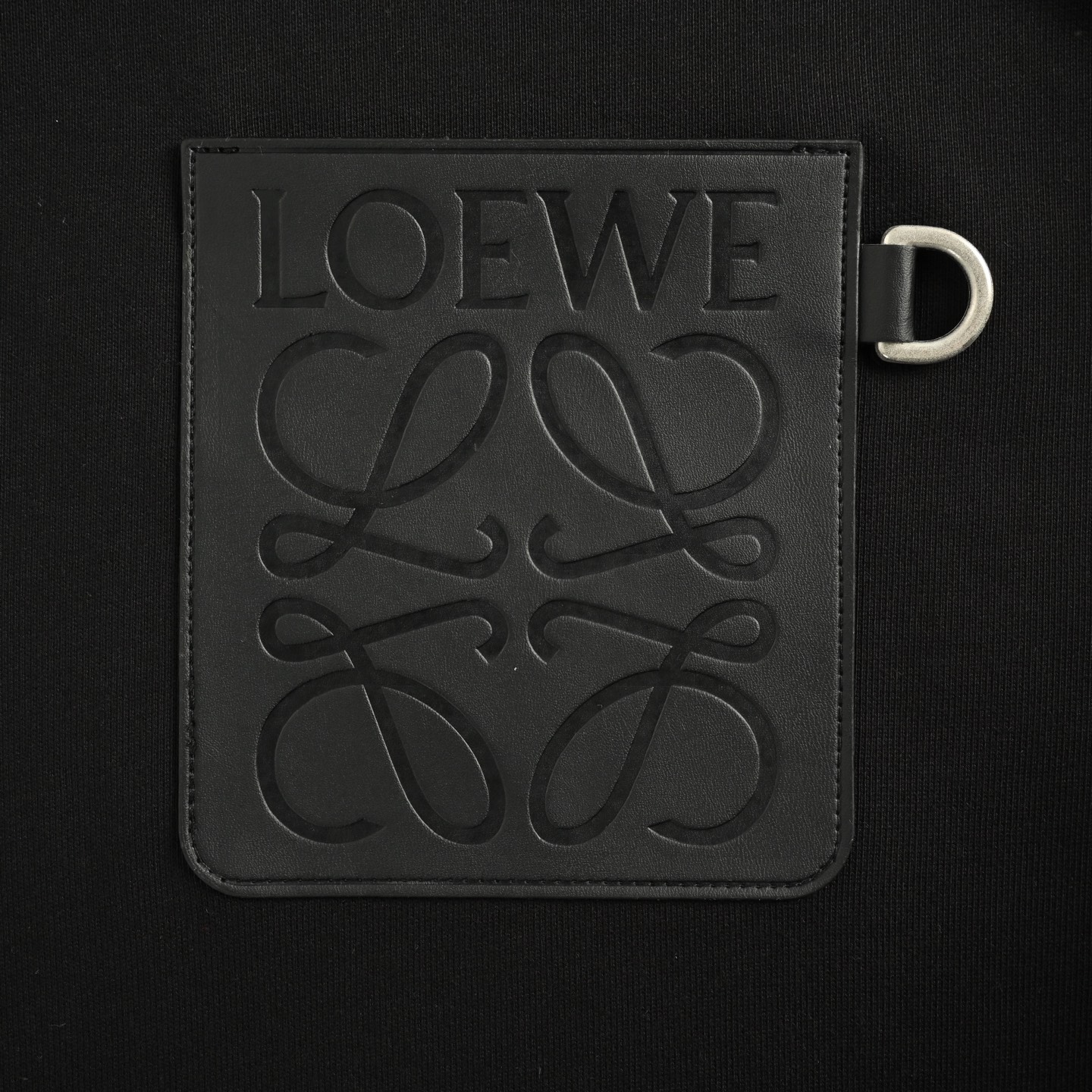 Loewe/罗意威 胸口压花徽标皮口袋连帽卫衣杏色 黑色