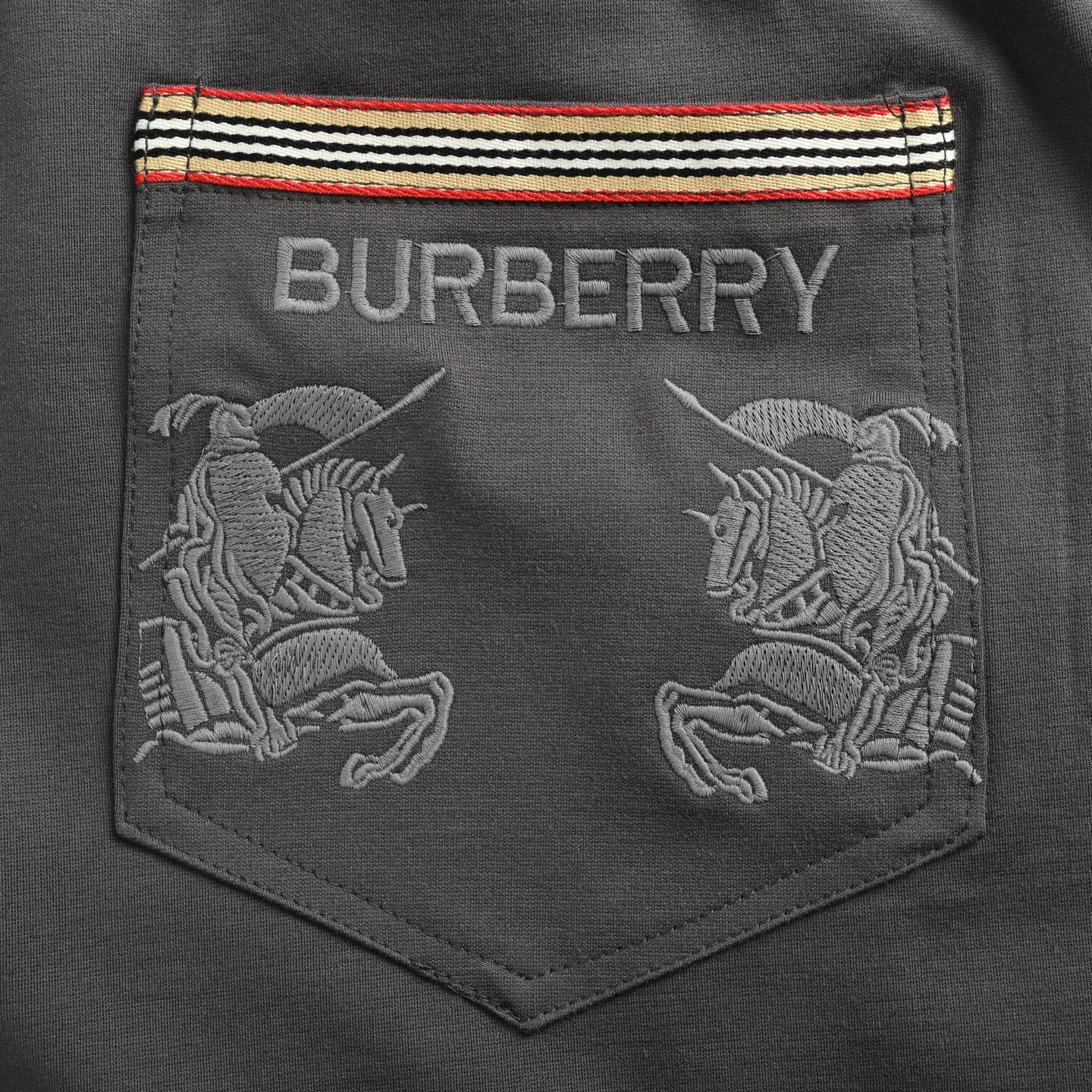 Burberry/巴宝莉 25ss 战马刺绣后袋印花短裤