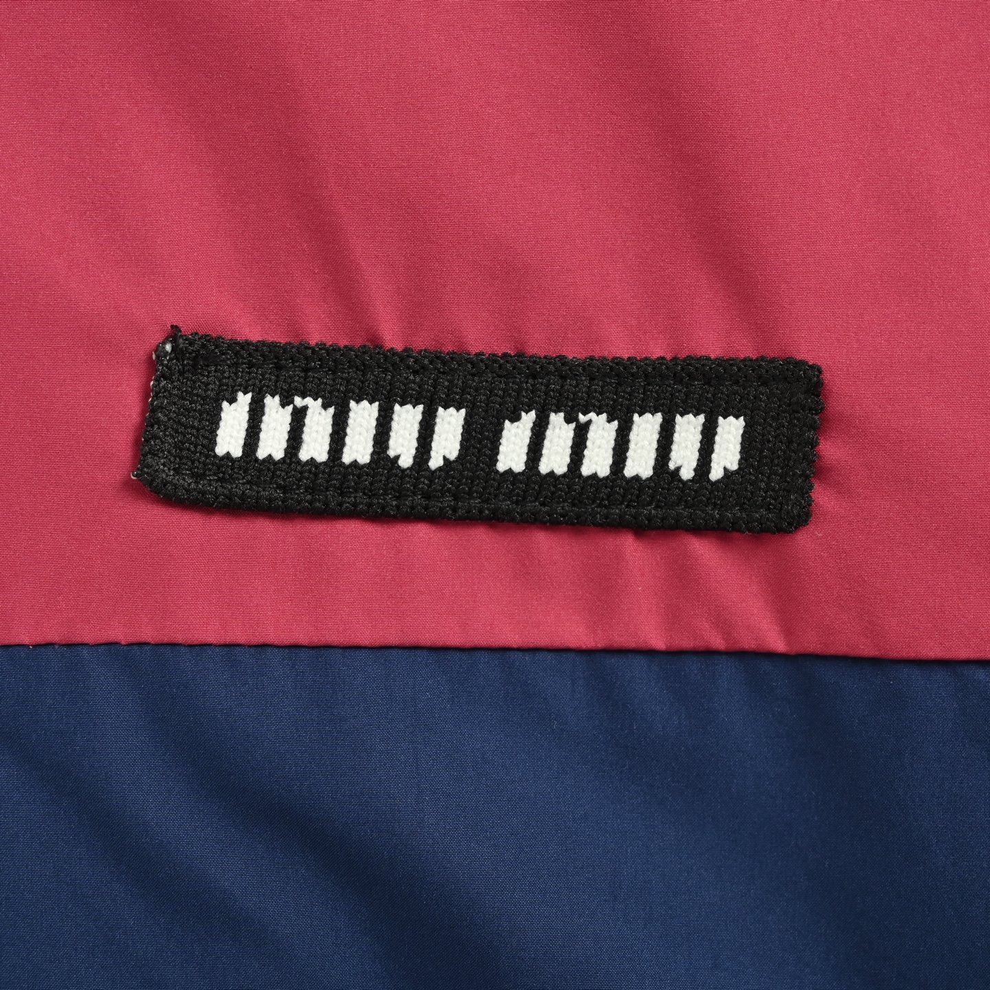 Miu Miu/缪缪 撞色拼接冲锋衣夹克外套黑灰/蓝红-Chinese UA Cheap High Quatity Brand Clothes Bags handbags Sneakers wholesale wholesaler seller from China Factory suppliers Fashion Clothing Shoes best Quality Beautiful Price Miu Miu/缪缪 撞色拼接冲锋衣夹克外套黑灰/蓝红