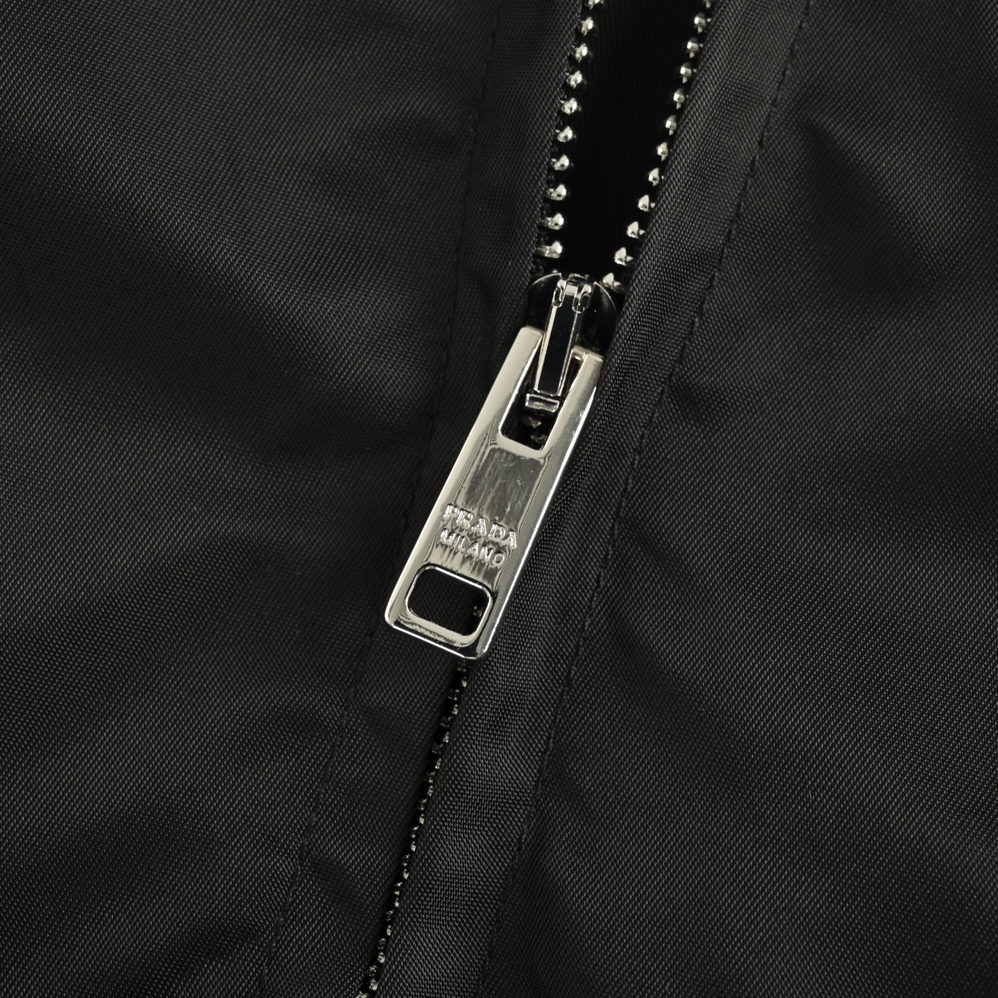 Prada/普拉达 25Fw 后领三角标立领夹克外套