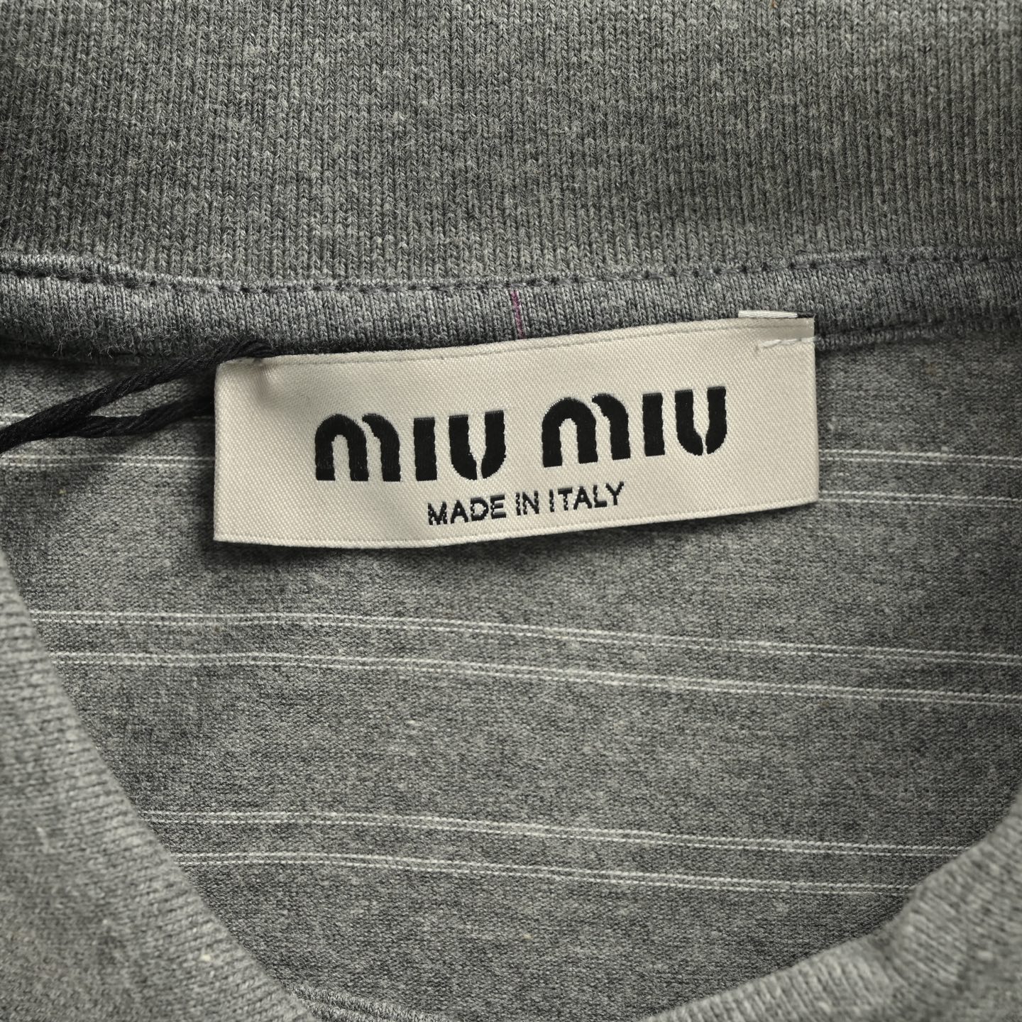 Miu Miu/缪缪 25Fw 小标条纹翻领Polo长袖T恤-Chinese UA Cheap High Quatity Brand Clothes Bags handbags Sneakers wholesale wholesaler seller from China Factory suppliers Fashion Clothing Shoes best Quality Beautiful Price Miu Miu/缪缪 25Fw 小标条纹翻领Polo长袖T恤