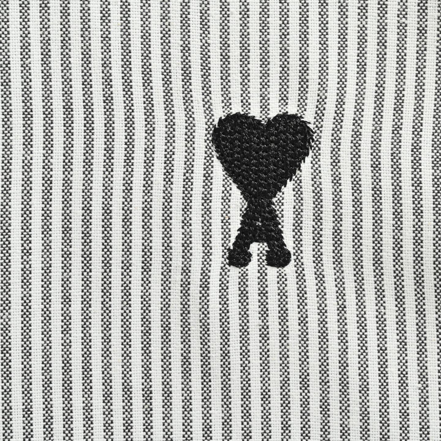 Ami 25ss 黑色爱心刺绣衬衫 AMI Paris 2025秋冬胸前黑色经典小爱心剌绣 休闲棉质纯色长袖牛津衬衫 白色 蓝色