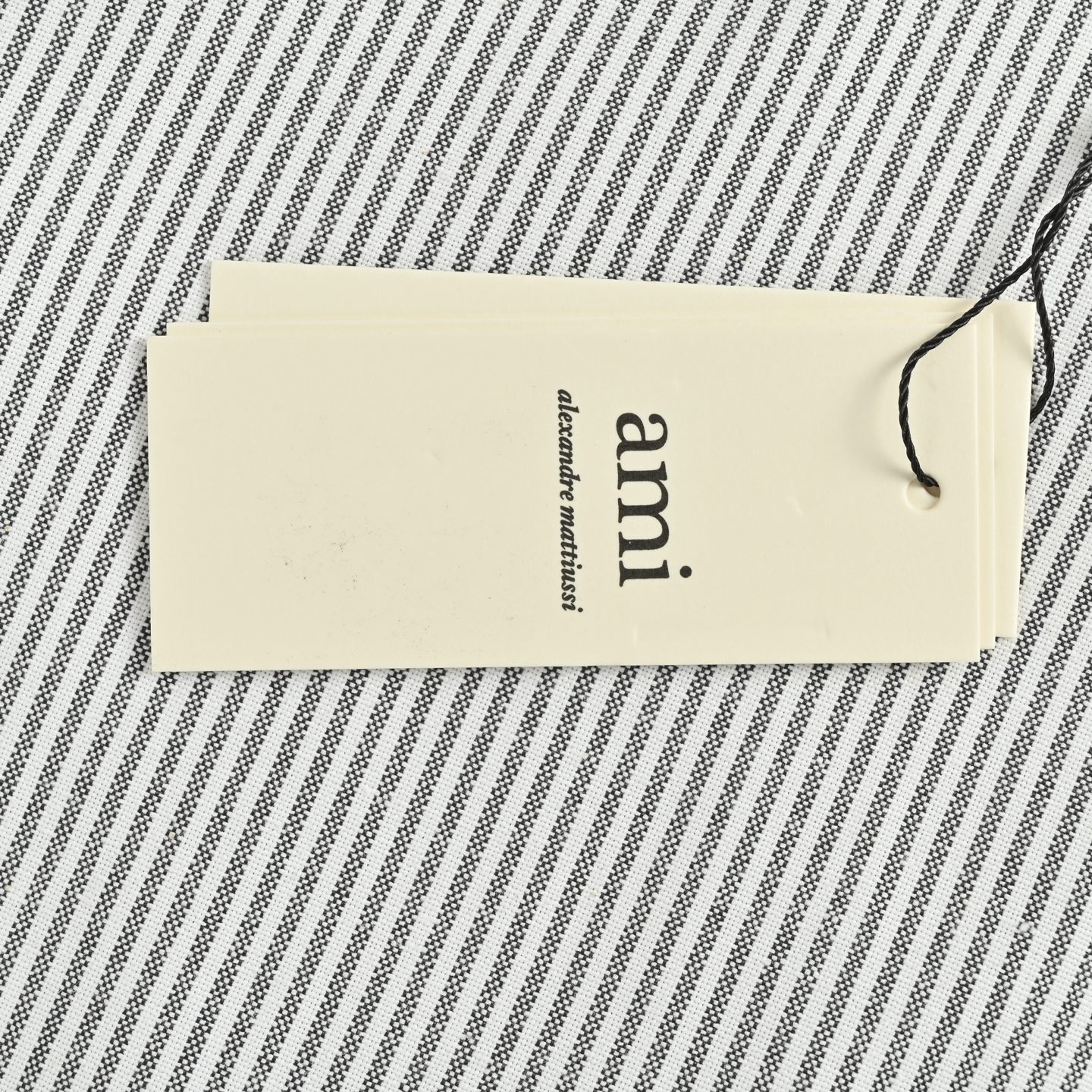 Ami 25ss 黑色爱心刺绣衬衫 AMI Paris 2025秋冬胸前黑色经典小爱心剌绣 休闲棉质纯色长袖牛津衬衫 白色 蓝色