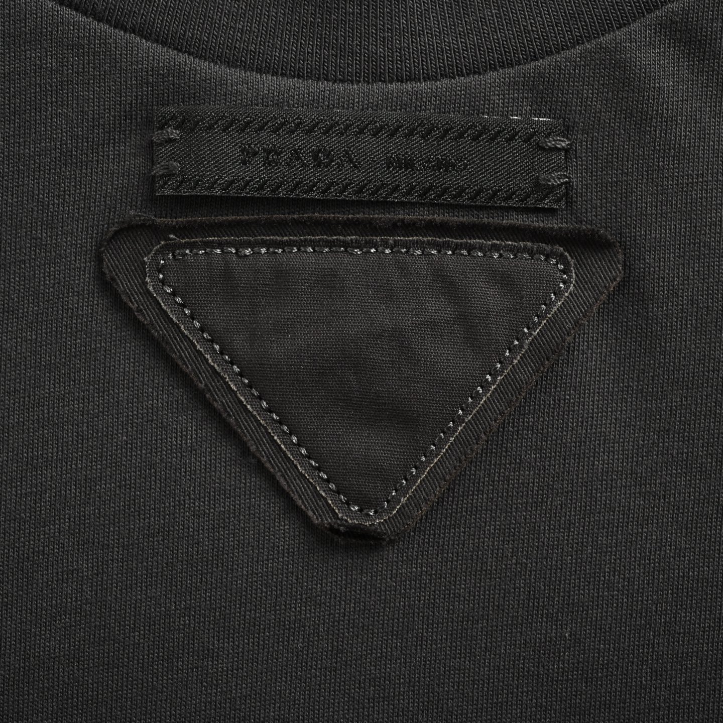 Prada/普拉达 25Fw 激光烧花三角标长袖T恤