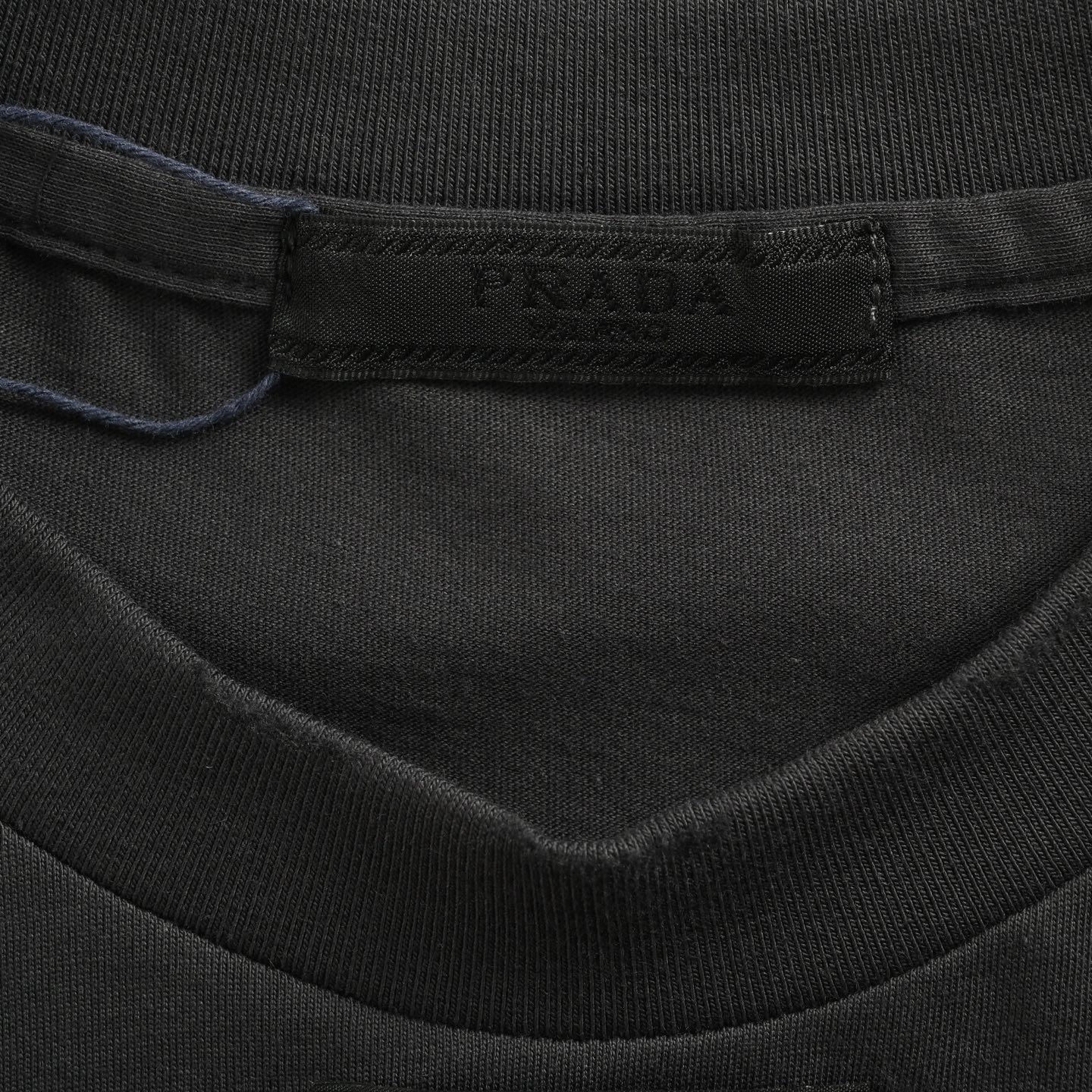 Prada/普拉达 25Fw 激光烧花三角标长袖T恤