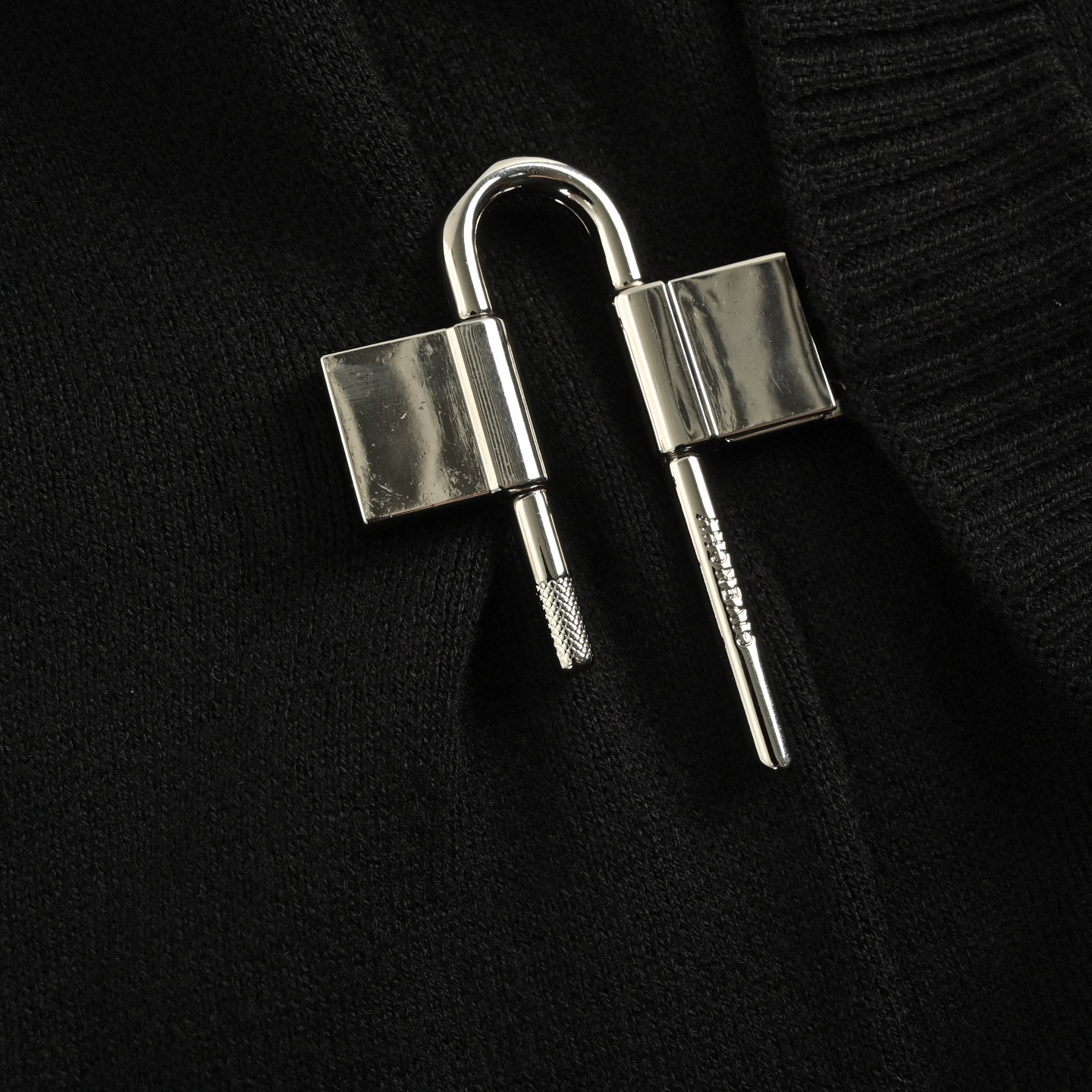 GIVENCHY/纪梵希 锁扣毛衣开衫-Chinese UA Cheap High Quatity Brand Clothes Bags handbags Sneakers wholesale wholesaler seller from China Factory suppliers Fashion Clothing Shoes best Quality Beautiful Price GIVENCHY/纪梵希 锁扣毛衣开衫