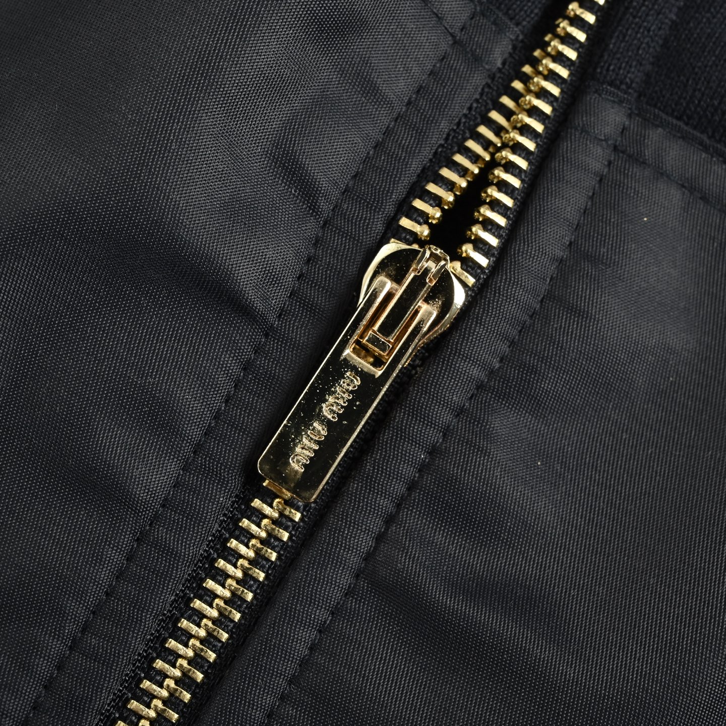 Miu Miu/缪缪 25Fw 刺绣小标拼接拉链连帽外套 M系高奢接头时髦精-Chinese UA Cheap High Quatity Brand Clothes Bags handbags Sneakers wholesale wholesaler seller from China Factory suppliers Fashion Clothing Shoes best Quality Beautiful Price Miu Miu/缪缪 25Fw 刺绣小标拼接拉链连帽外套 M系高奢接头时髦精