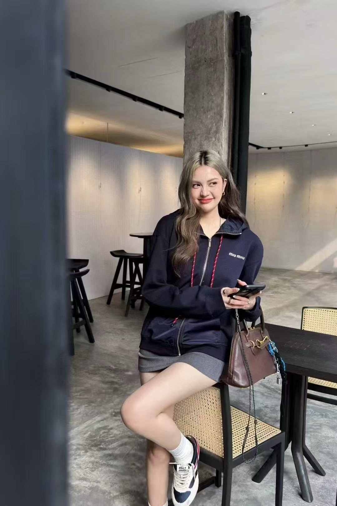 Miu Miu/缪缪 25Fw 刺绣小标拼接拉链连帽外套上身效果#