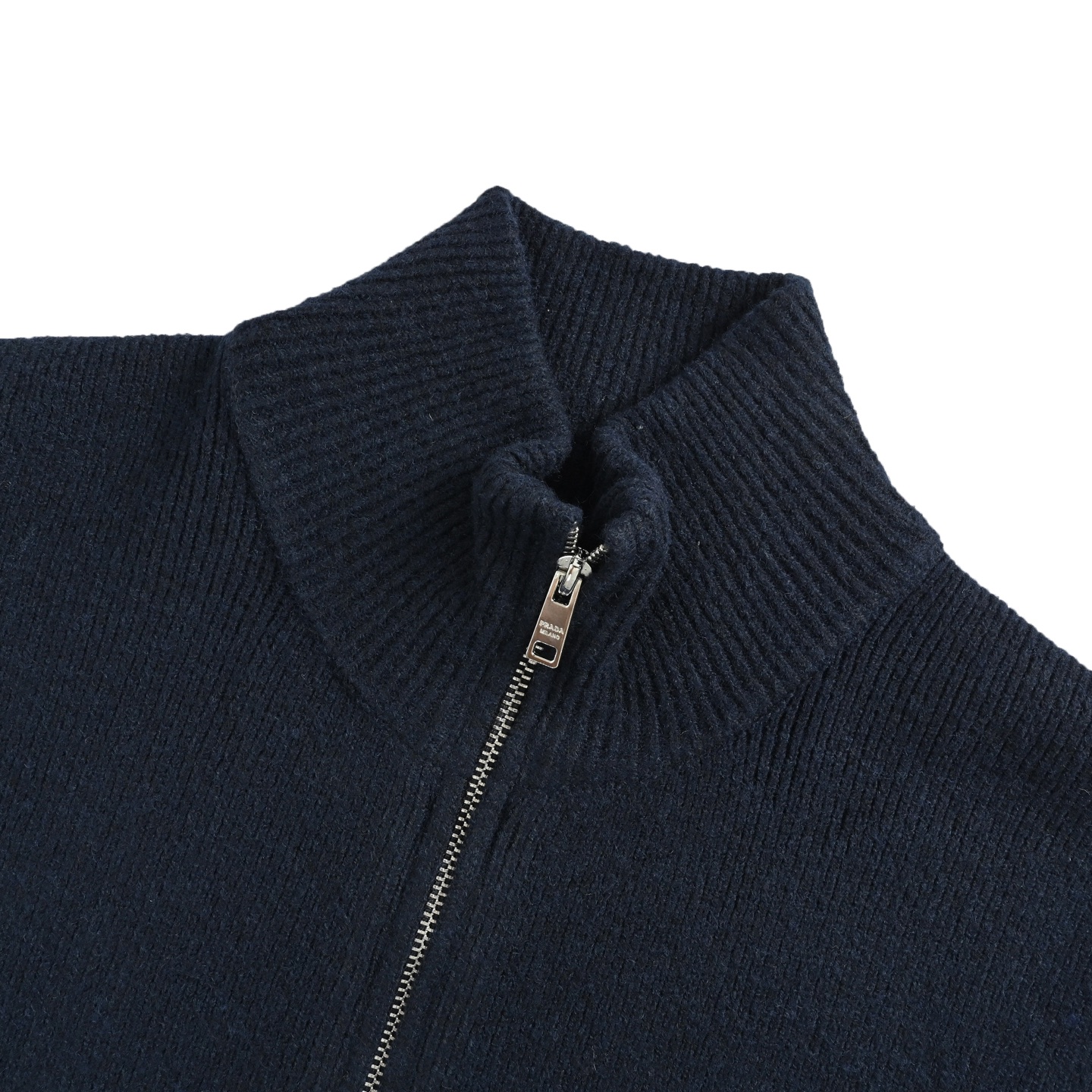 Prada/普拉达 倒三角针织拉链开衫外套-High Quatity Cheap Brand wholesale wholesaler seller Clothes Bags handbags Sneakers Top Fashion Clothing Shoes from China Factory Chinese suppliers best Quality Beautiful Price Prada/普拉达 倒三角针织拉链开衫外套