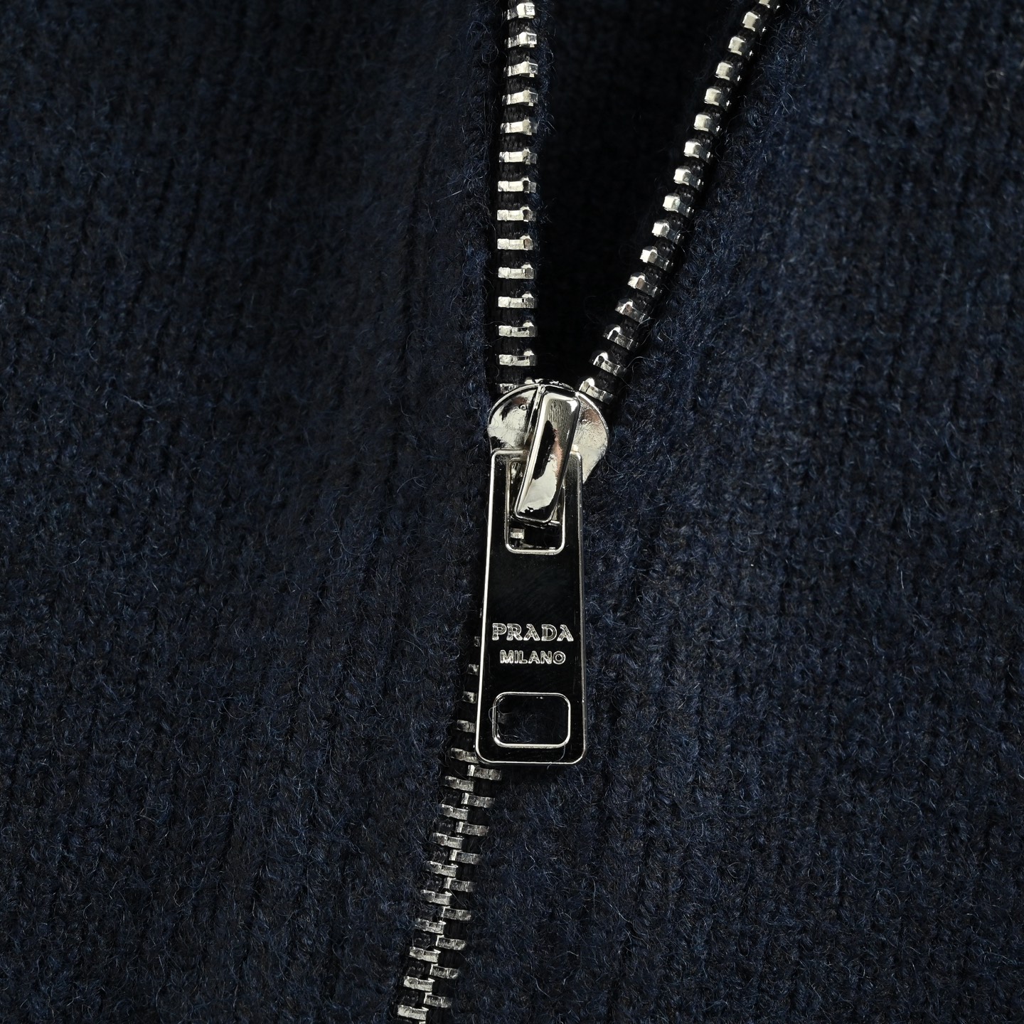 Prada/普拉达 倒三角针织拉链开衫外套-High Quatity Cheap Brand wholesale wholesaler seller Clothes Bags handbags Sneakers Top Fashion Clothing Shoes from China Factory Chinese suppliers best Quality Beautiful Price Prada/普拉达 倒三角针织拉链开衫外套