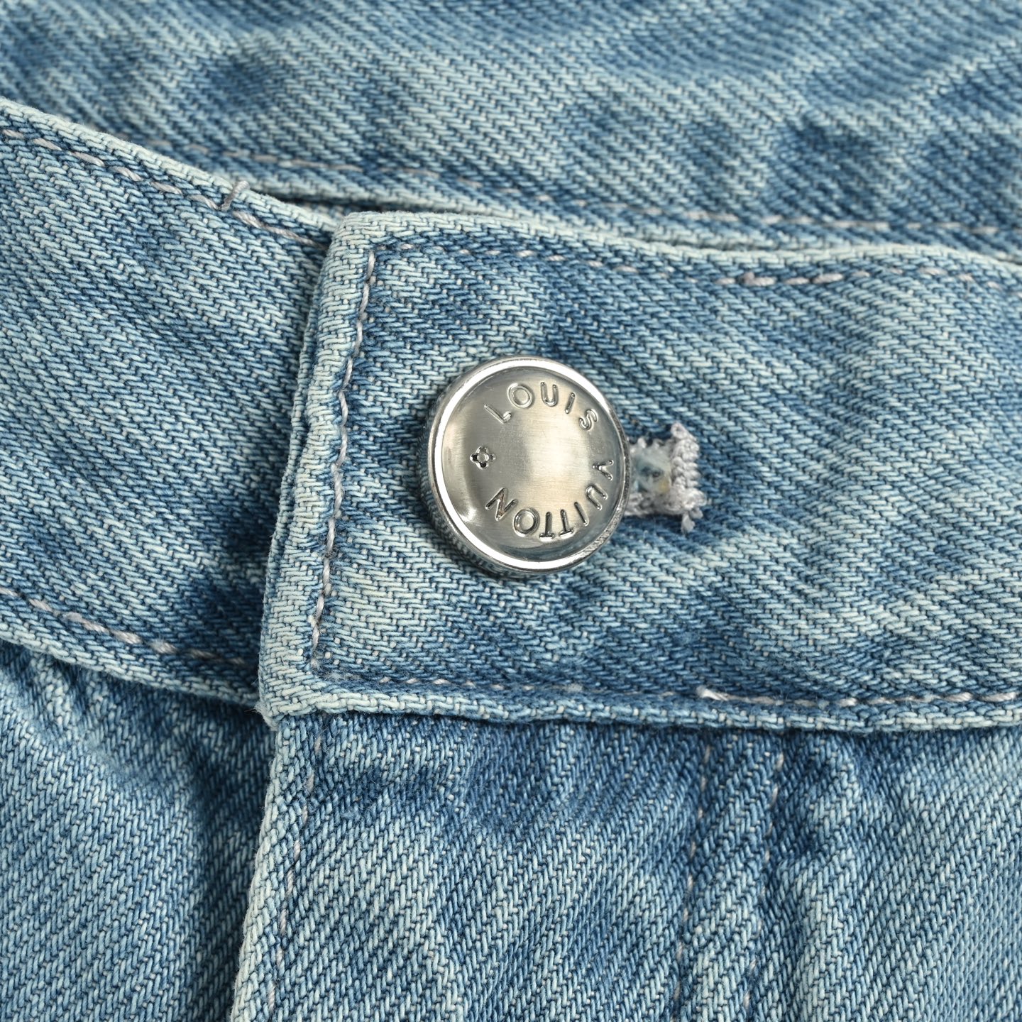 Louis Vuitton/路易威登 老花水洗破洞牛仔裤-Chinese UA Cheap High Quatity Brand Clothes Bags handbags Sneakers wholesale wholesaler seller from China Factory suppliers Fashion Clothing Shoes best Quality Beautiful Price Louis Vuitton/路易威登 老花水洗破洞牛仔裤