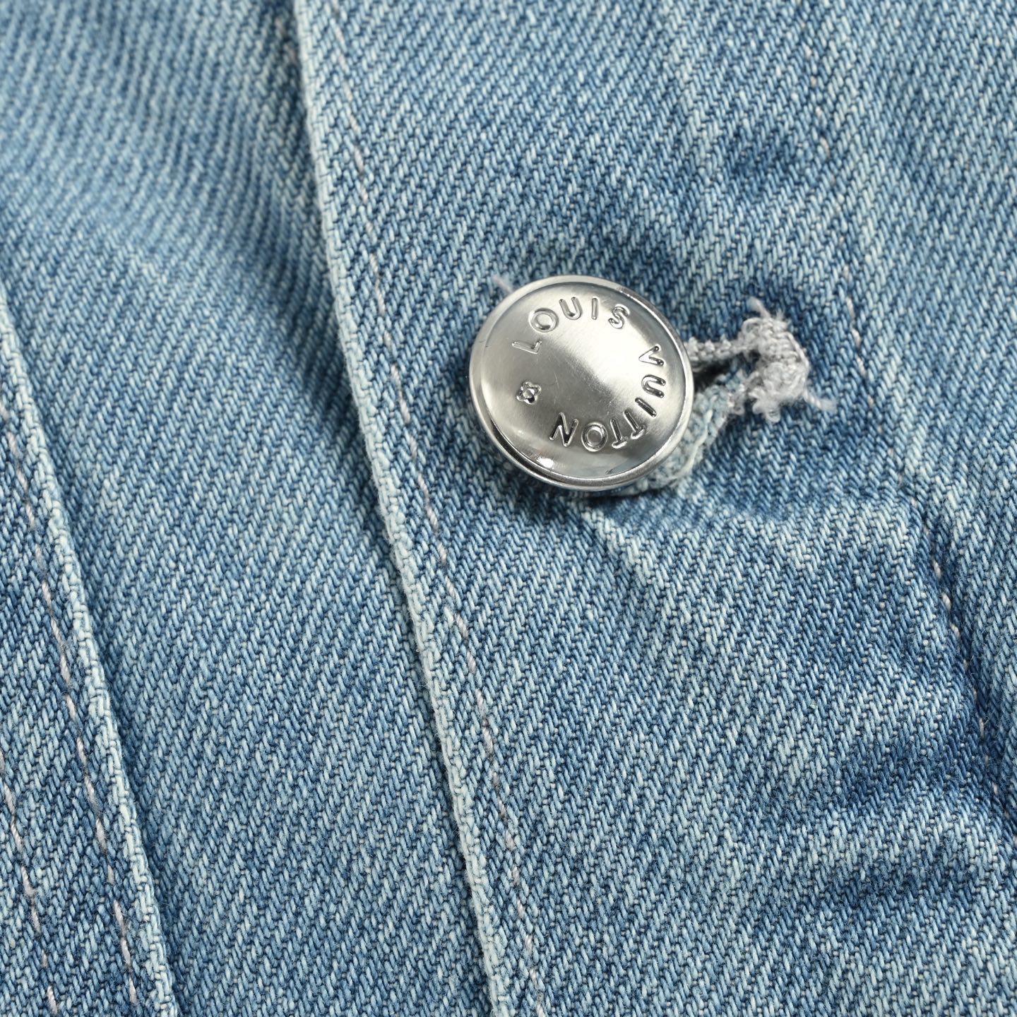 Louis Vuitton/路易威登 老花水洗破洞牛仔夹克外套-Chinese UA Cheap High Quatity Brand Clothes Bags handbags Sneakers wholesale wholesaler seller from China Factory suppliers Fashion Clothing Shoes best Quality Beautiful Price Louis Vuitton/路易威登 老花水洗破洞牛仔夹克外套