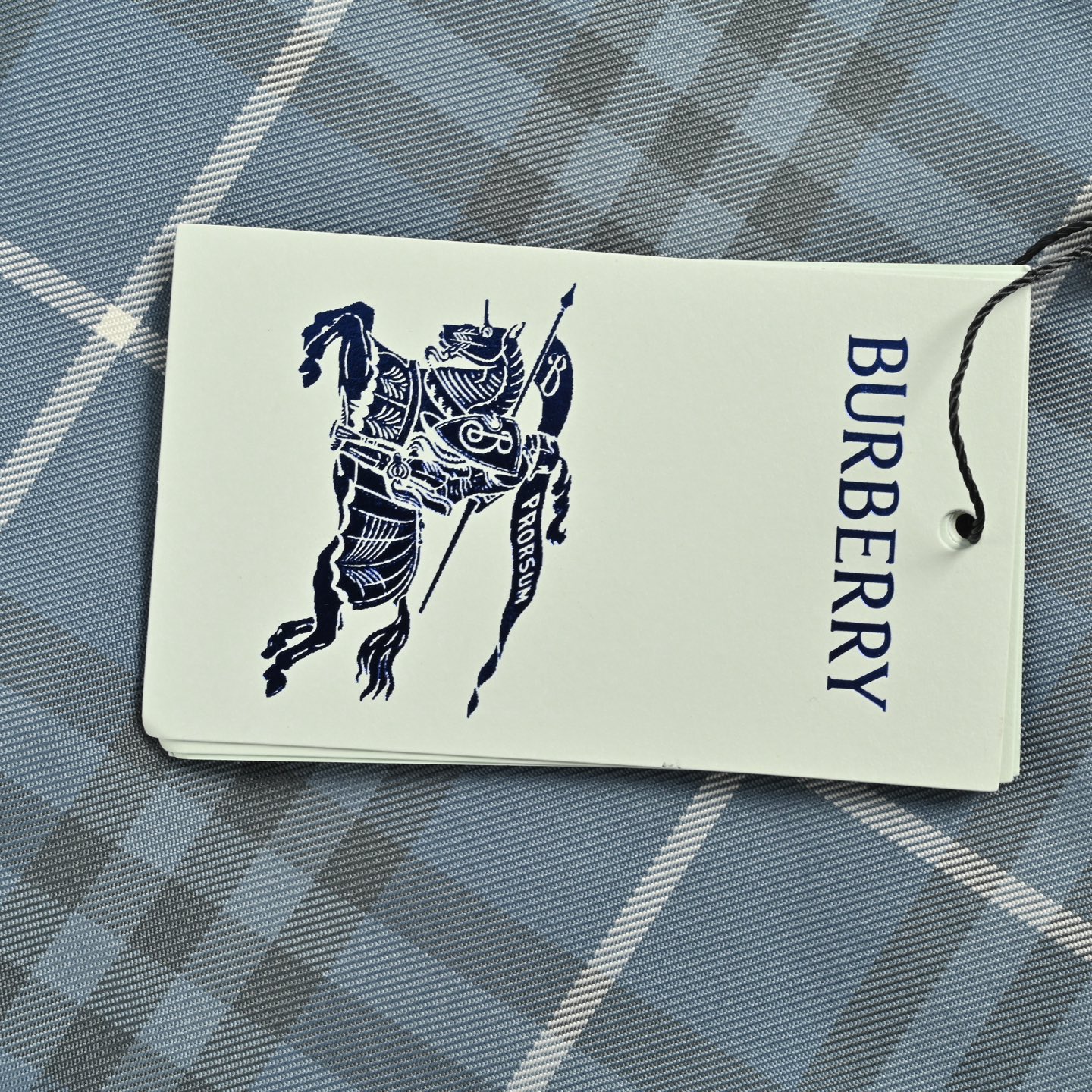 Burberry/巴宝莉 25Fw 菱形斜格纹战马刺绣双面穿夹克外套贴花刺绣-Chinese UA Cheap High Quatity Brand Clothes Bags handbags Sneakers wholesale wholesaler seller from China Factory suppliers Fashion Clothing Shoes best Quality Beautiful Price Burberry/巴宝莉 25Fw 菱形斜格纹战马刺绣双面穿夹克外套贴花刺绣