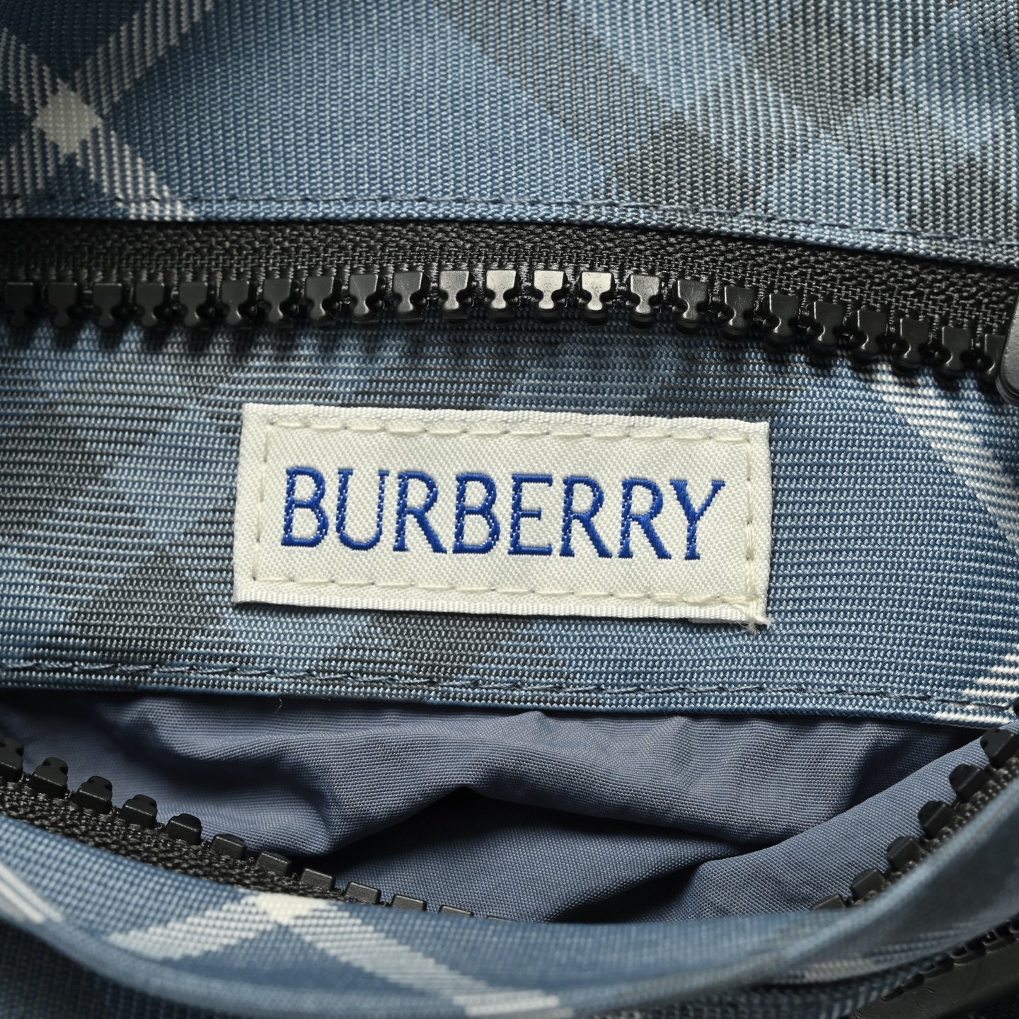 Burberry/巴宝莉 25Fw 菱形斜格纹战马刺绣双面穿夹克外套贴花刺绣-Chinese UA Cheap High Quatity Brand Clothes Bags handbags Sneakers wholesale wholesaler seller from China Factory suppliers Fashion Clothing Shoes best Quality Beautiful Price Burberry/巴宝莉 25Fw 菱形斜格纹战马刺绣双面穿夹克外套贴花刺绣