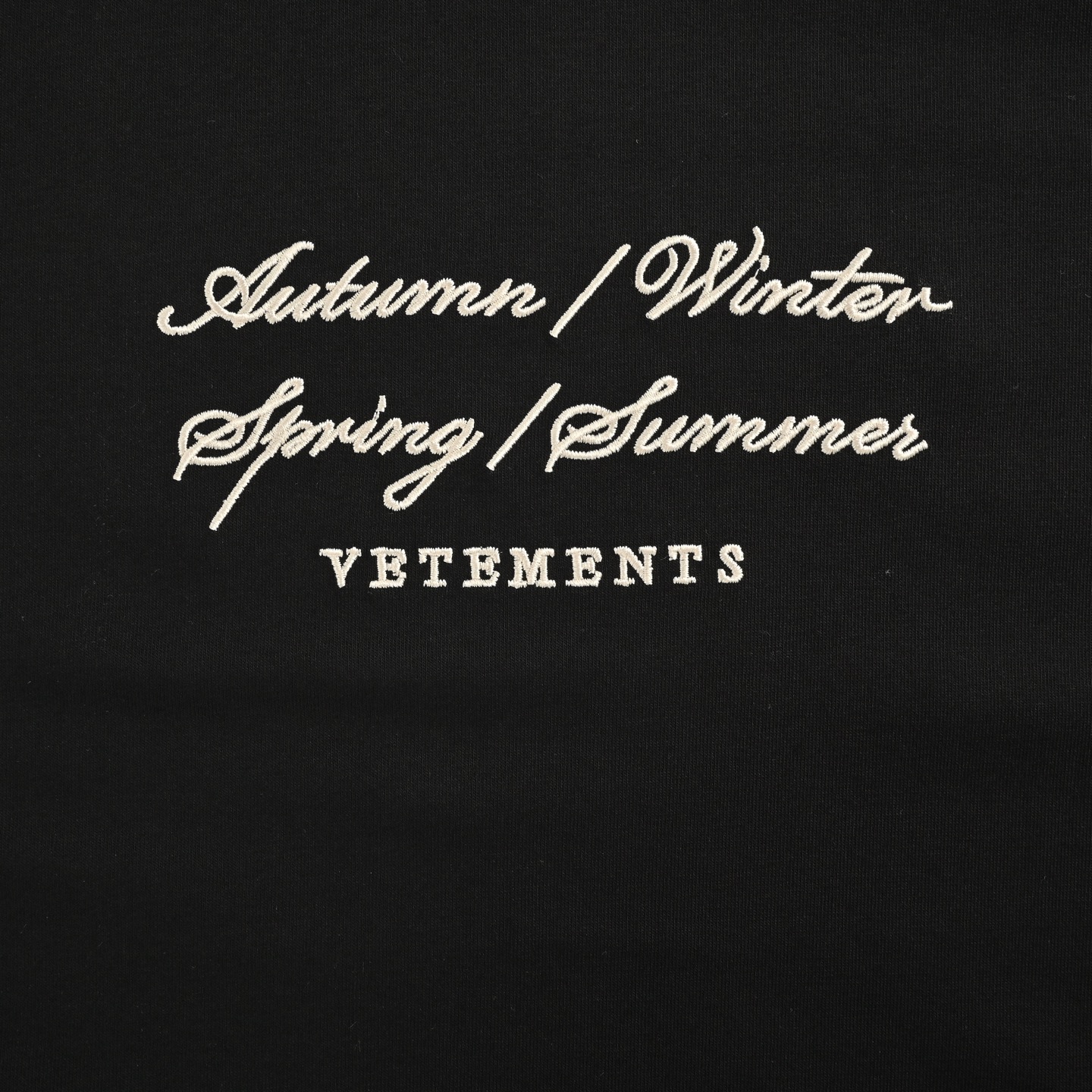 Vetements/维特萌 草写标语logo字母刺绣短袖-Chinese UA Cheap High Quatity Brand Clothes Bags handbags Sneakers wholesale wholesaler seller from China Factory suppliers Fashion Clothing Shoes best Quality Beautiful Price Vetements/维特萌 草写标语logo字母刺绣短袖