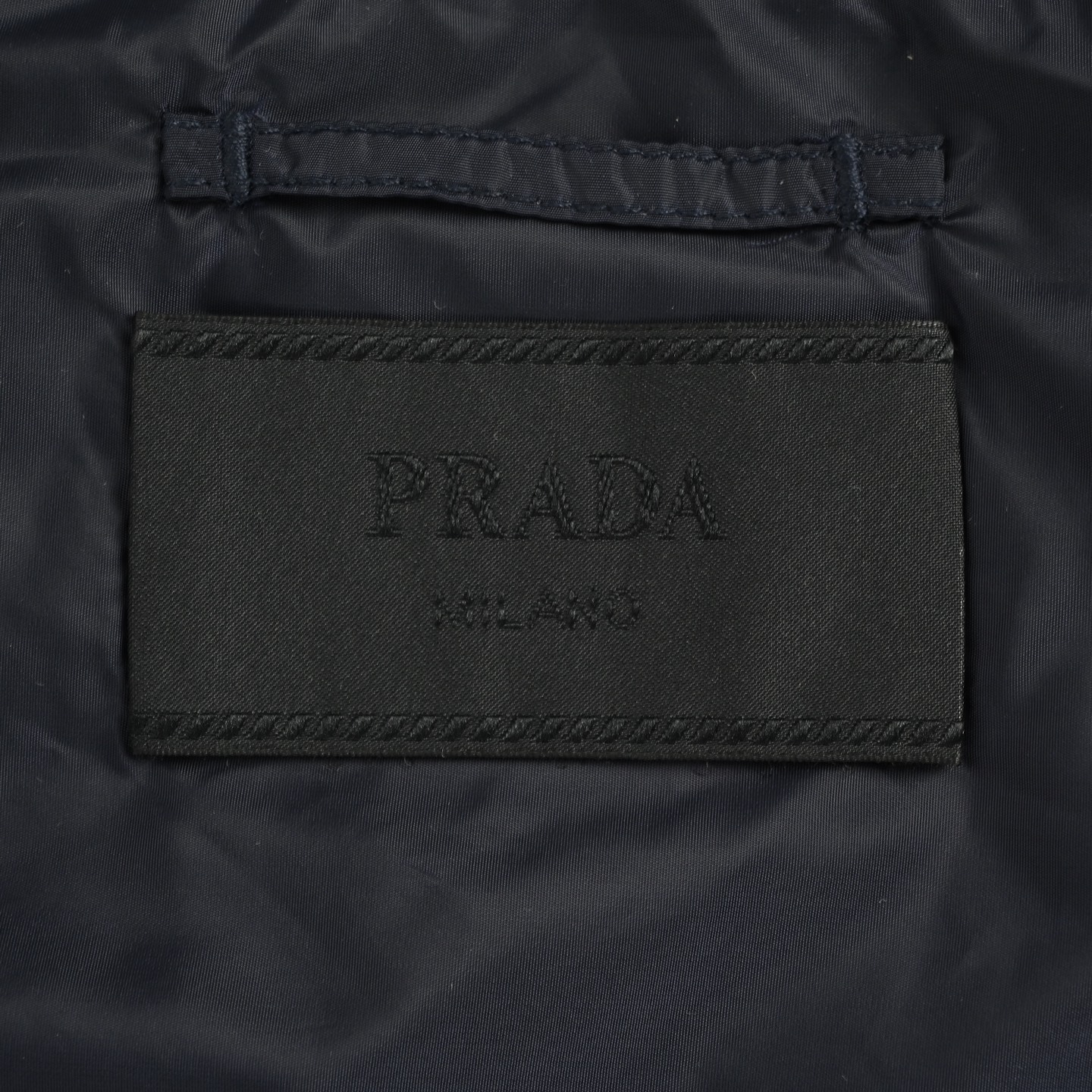 Prada/普拉达 白边布标再生尼龙连帽夹克外套-Chinese UA Cheap High Quatity Brand Clothes Bags handbags Sneakers wholesale wholesaler seller from China Factory suppliers Fashion Clothing Shoes best Quality Beautiful Price Prada/普拉达 白边布标再生尼龙连帽夹克外套