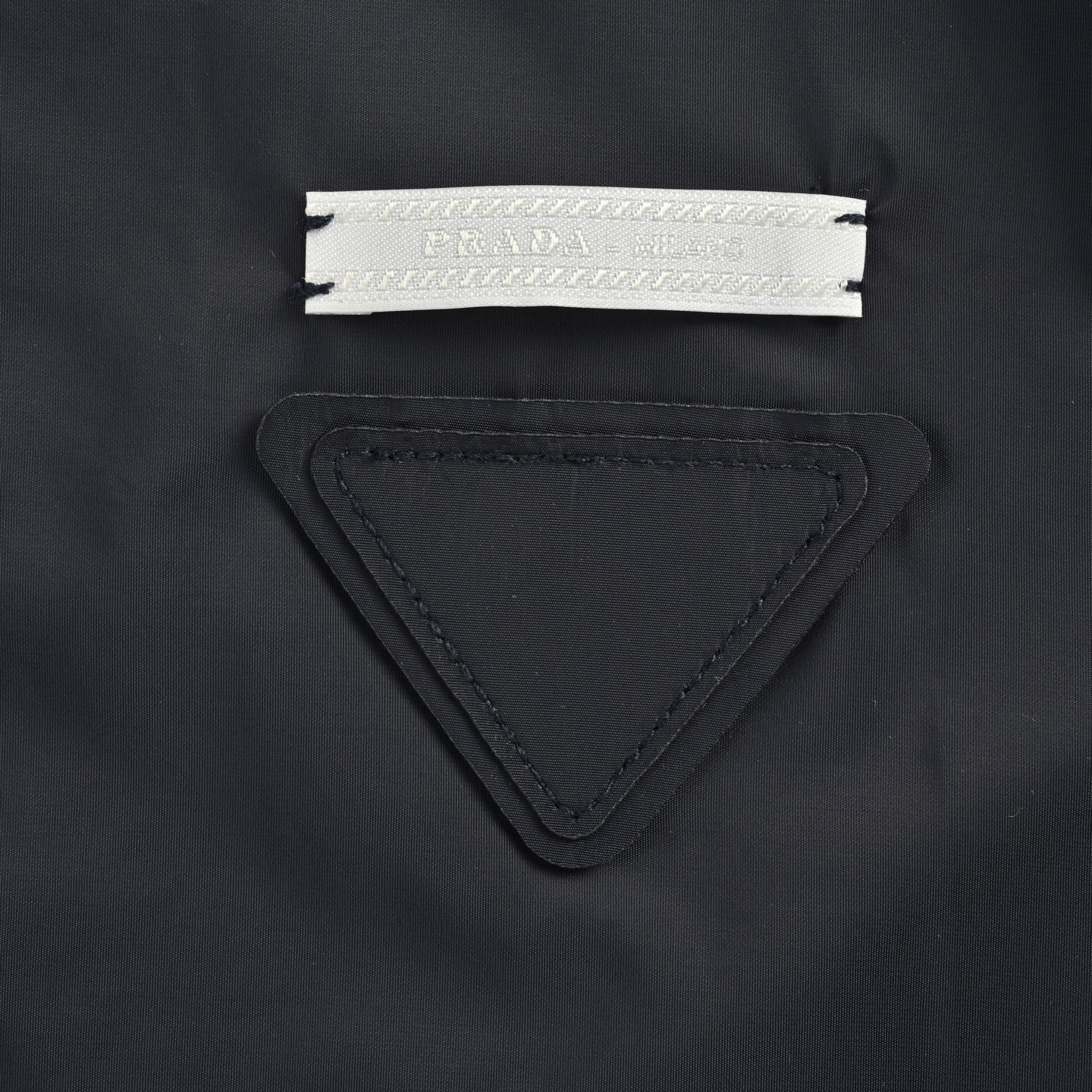 Prada/普拉达 白边布标再生尼龙连帽夹克外套-Chinese UA Cheap High Quatity Brand Clothes Bags handbags Sneakers wholesale wholesaler seller from China Factory suppliers Fashion Clothing Shoes best Quality Beautiful Price Prada/普拉达 白边布标再生尼龙连帽夹克外套