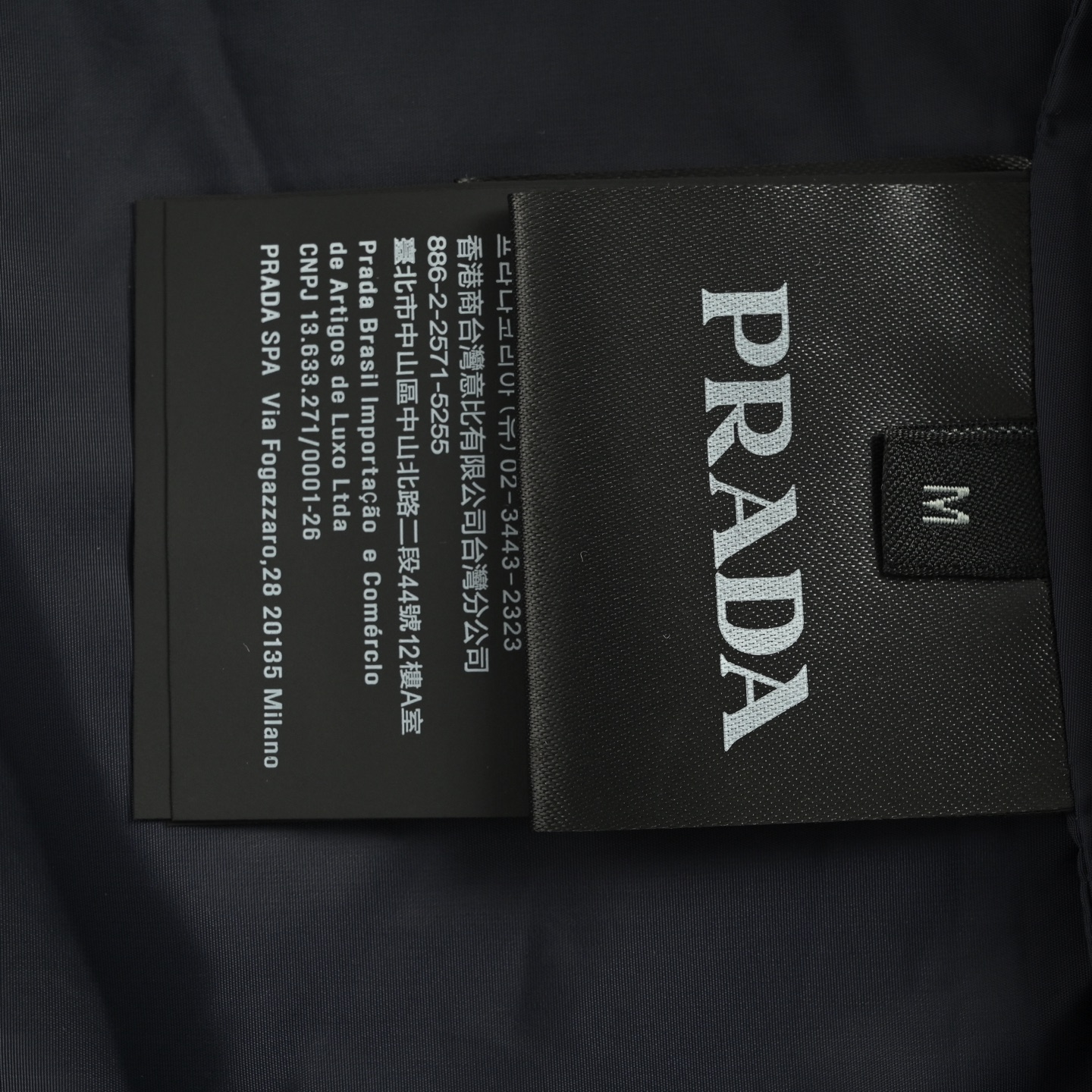 Prada/普拉达 白边布标再生尼龙连帽夹克外套-Chinese UA Cheap High Quatity Brand Clothes Bags handbags Sneakers wholesale wholesaler seller from China Factory suppliers Fashion Clothing Shoes best Quality Beautiful Price Prada/普拉达 白边布标再生尼龙连帽夹克外套